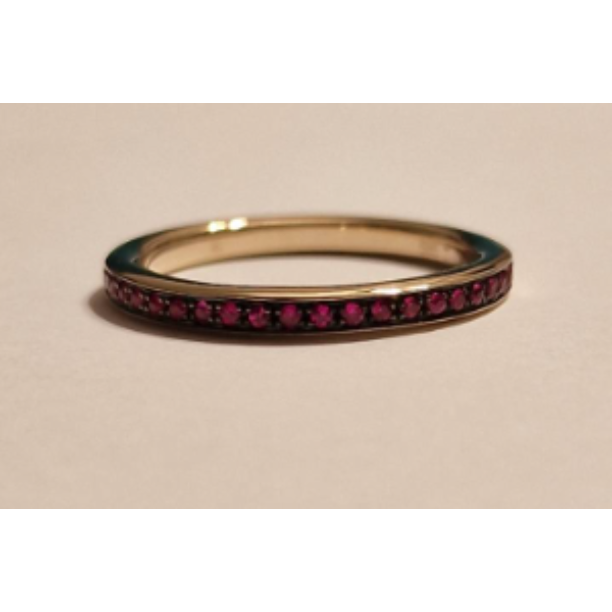 14k geelgouden ring half bezet met robijn