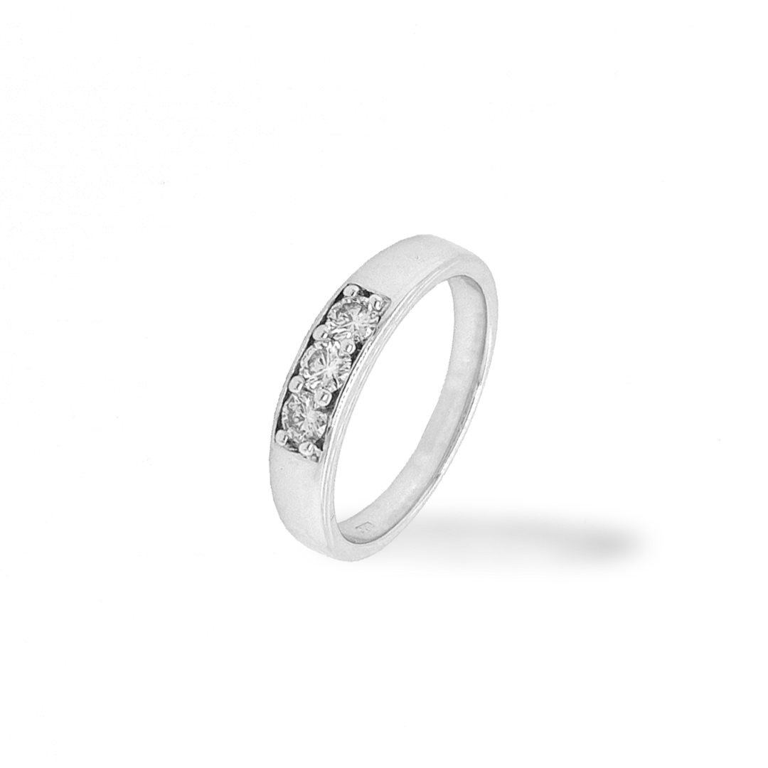 Deze witgouden ring heeft een werkelijk schitterende uitstraling. De meerdere briljant geslepen diamanten zorgen voor deze prachtige schittering. Het totaal karaat gewicht is 0,30 en de briljanten zijn van goede kwaliteit met zuiverheid SI1 en kleur Light Tinted White. Een witgouden ring met echte diamant is een van de mooiste combinaties, omdat de schittering van de diamanten optimaal wit van kleur is.