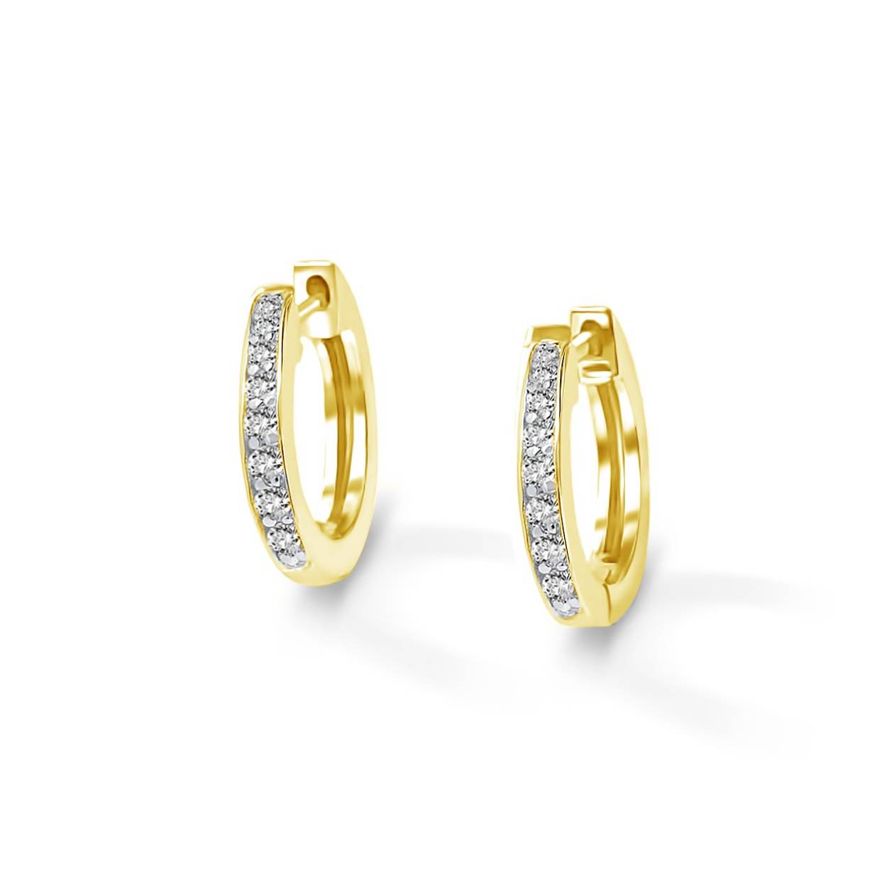 Onze Halo-oorbellen in geelgoud met diamanten bevatten 18 diamanten, wat een totaal van 0,11 karaat is, gezet in 18 karaats geelgoud.
