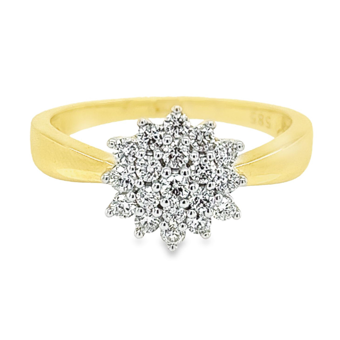 Deze geel gouden entourage ring heeft een werkelijk schitterende uitstraling. De meerdere briljant geslepen diamanten zorgen voor deze prachtige schittering. Het totaal karaat gewicht is 0,50 en de briljanten zijn van mooie kwaliteit met zuiverheid SI1. De zetpoten zijn van bovenaf witgoud van kleur waardoor de briljant schittering extra mooi wit van kleur is. Deze ring is solide gemaakt en de scheen is erg stevig.
