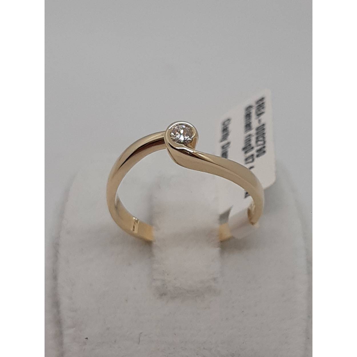 De Diamanten Verlovingsring BREA-0002790 is een verfijnd sieraad vervaardigd uit 14-karaats goud. Deze ring schittert met een ronde diamanten steen van 0,069 karaat, SI1 zuiverheid en F-kleur. Ideaal voor verlovingen, kan deze elegante ring dagelijks worden gedragen en voegt een vleugje luxe toe aan elke outfit. Perfect passend bij maat 54.