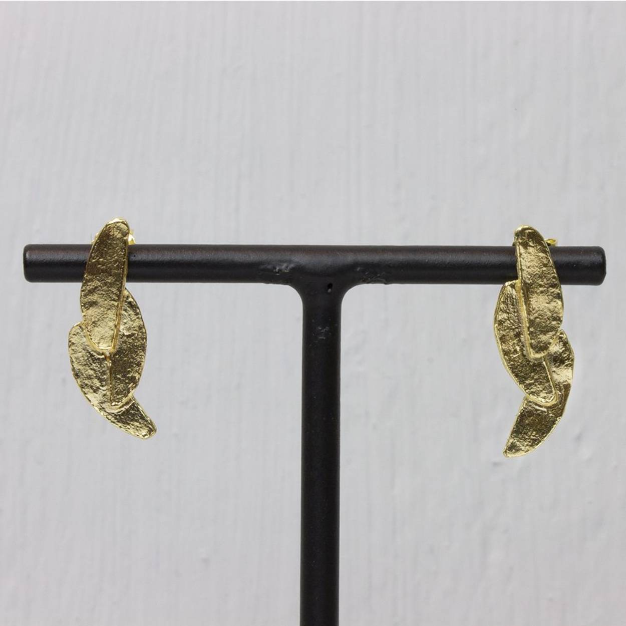 Oorsteker van het Nederlandse merk Jéh Jewels gemaakt van zilver verguld. staartje verguld. De oorbellen doen ons denken aan de prachtige staart van een papagaai.