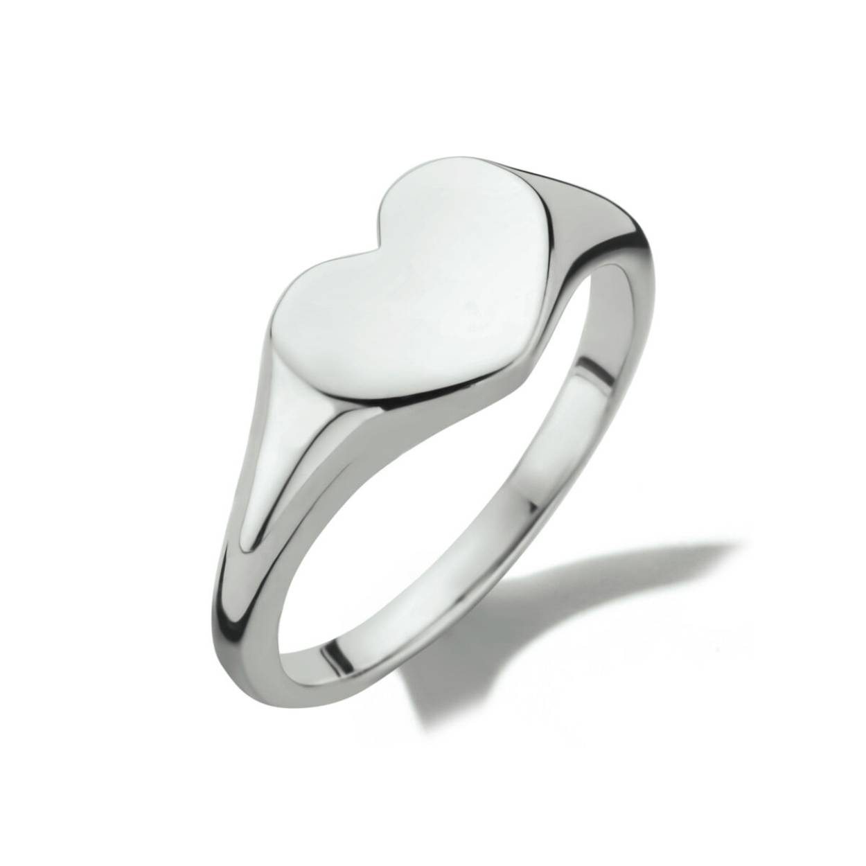 Gerhodineerd 925 zilveren graveerring uitgevoerd in de vorm van een hart.