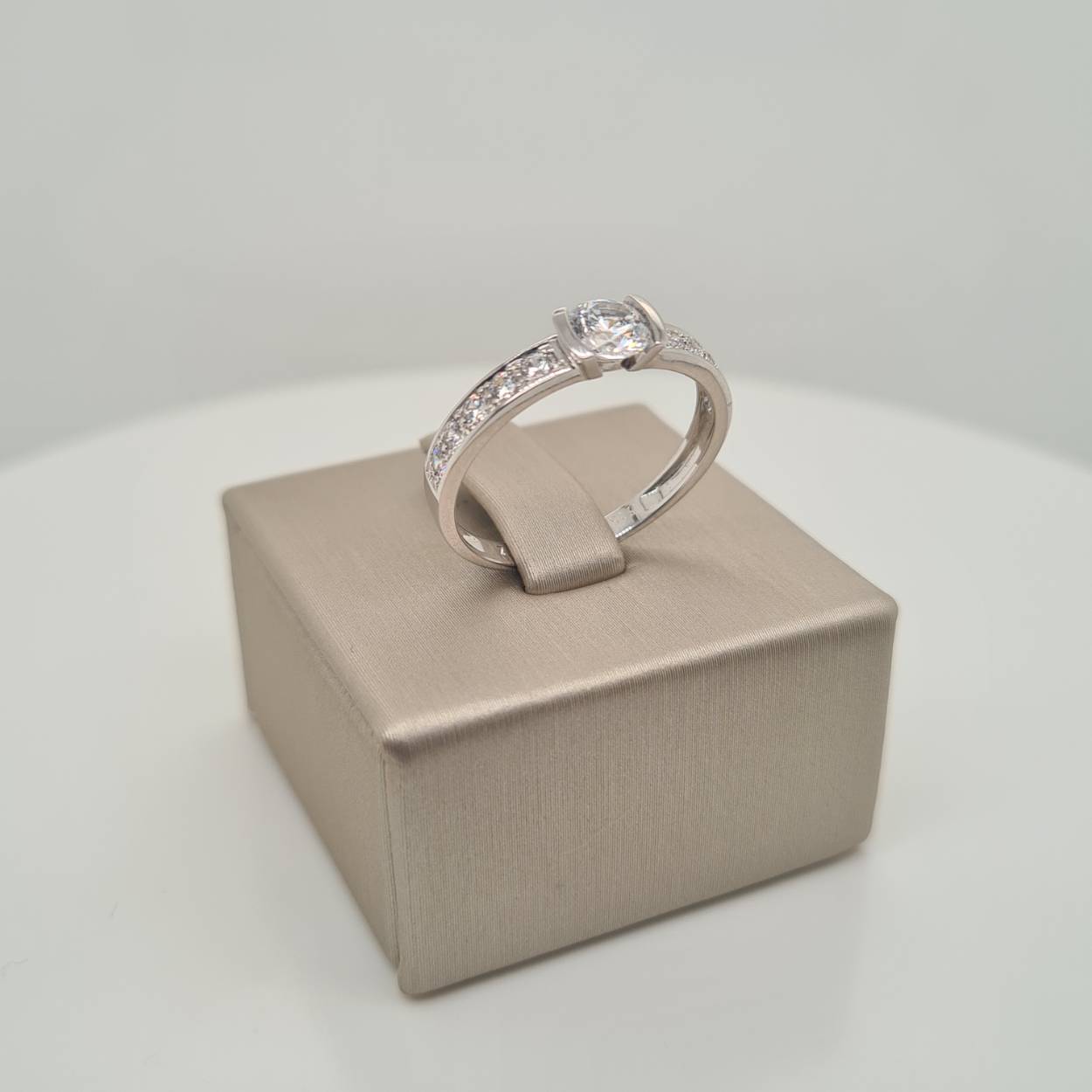 Prachtige 14krt witgouden ring met zirkonia. 

Deze ring is maat 56, heeft u interesse in een andere maat? Neem dan contact met ons op