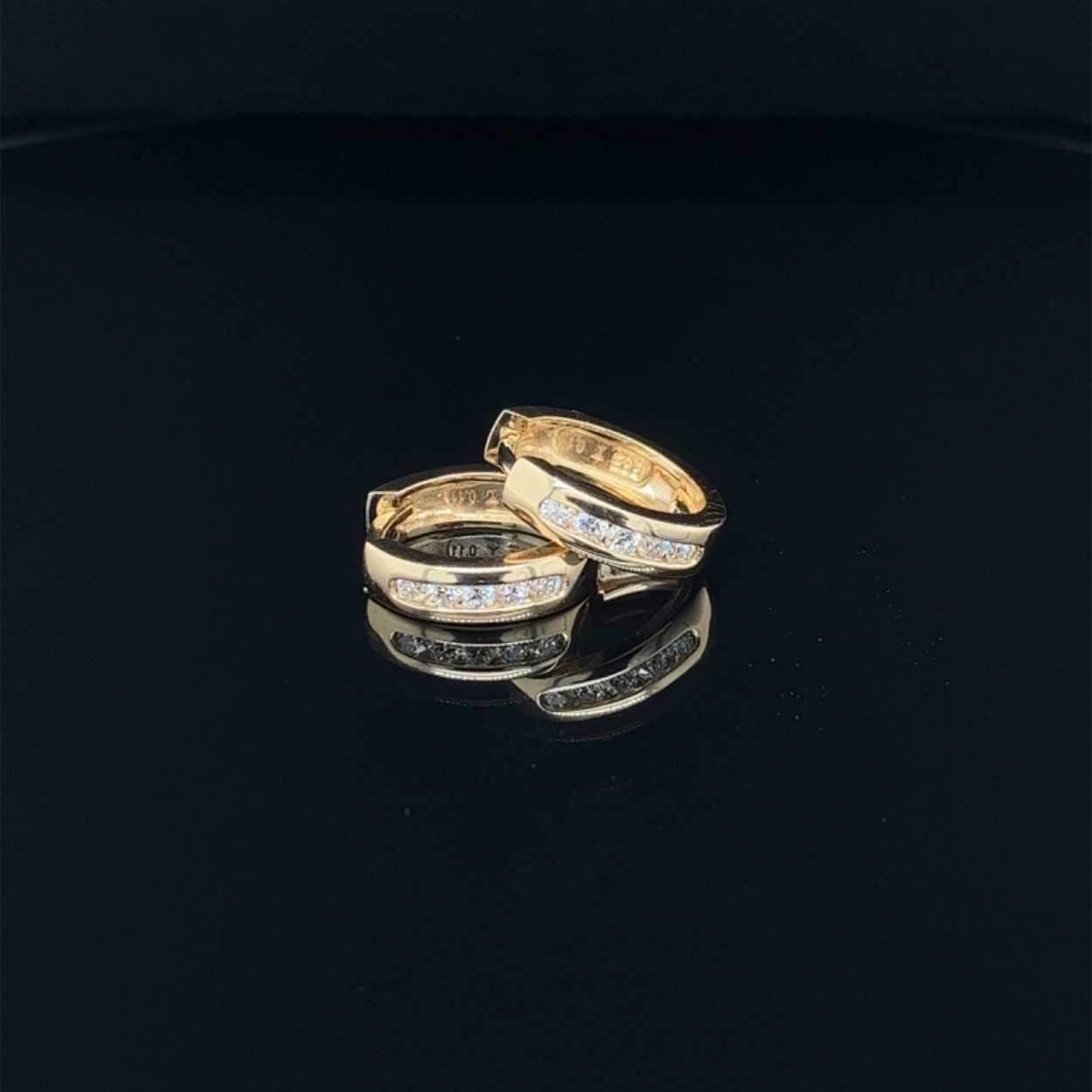 Deze creolen combineren de schoonheid van de gouden tint met de sprankeling van de 0,22 karaat diamanten, waardoor ze een prachtig sieraad vormen dat zowel elegant als tijdloos is. Ze kunnen perfect zijn voor dagelijks gebruik of voor speciale gelegenheden.