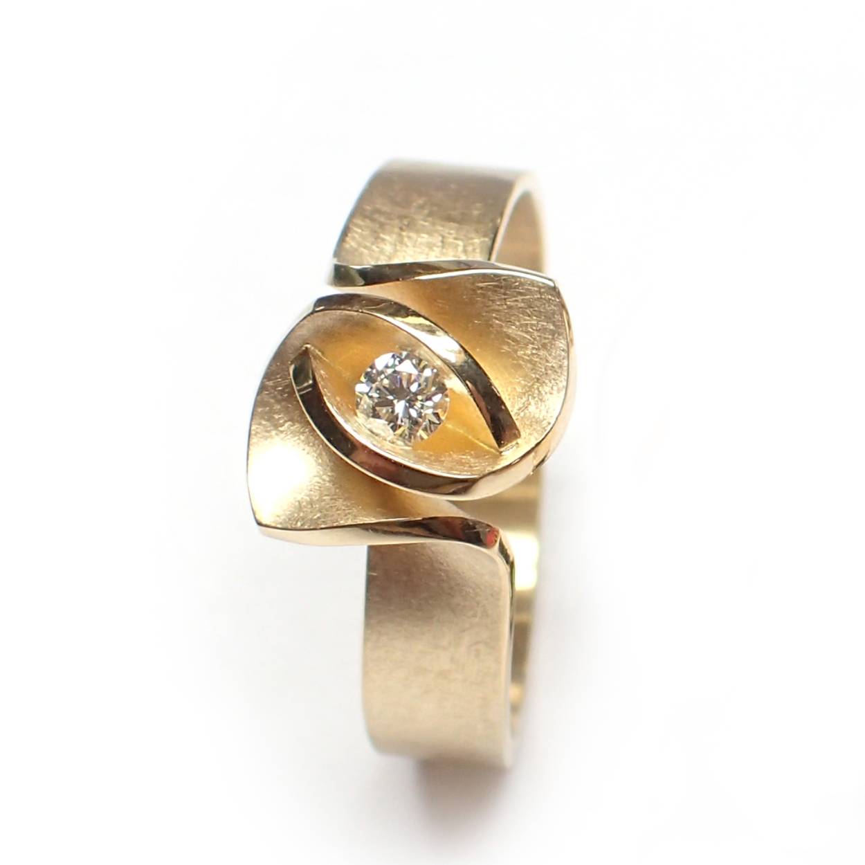 18 karaat gouden ring met 0.07ct diamant "Iris smal"