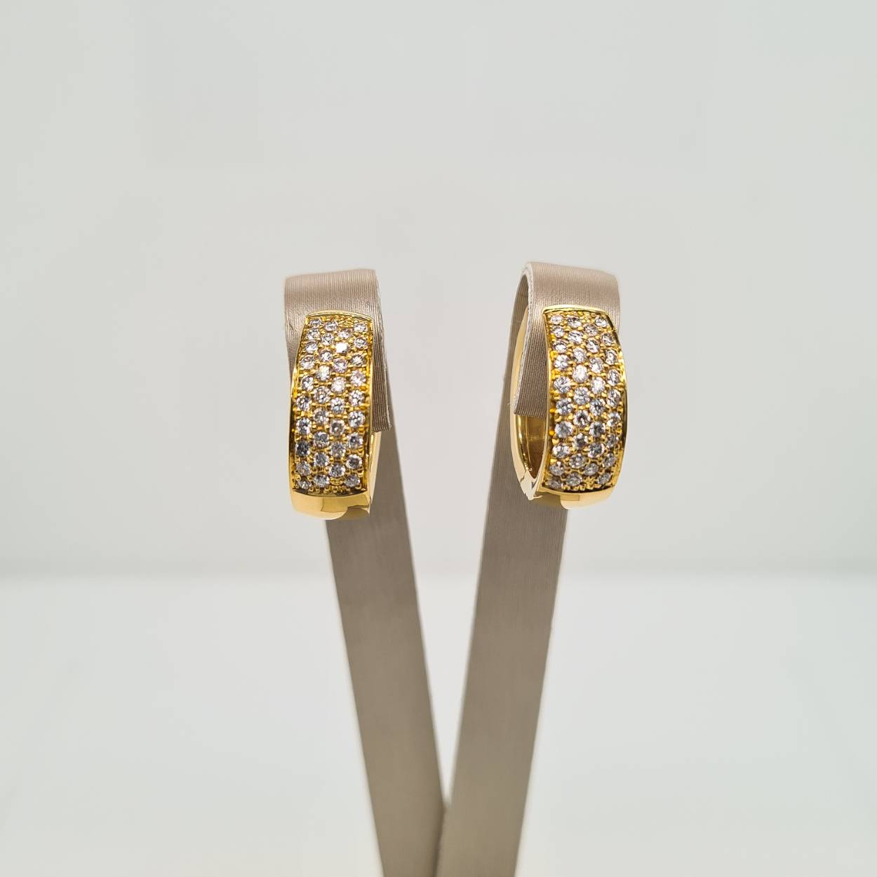 Prachtige 18krt geelgouden oorsieraden met diamant, 0.70crt VSI-G.