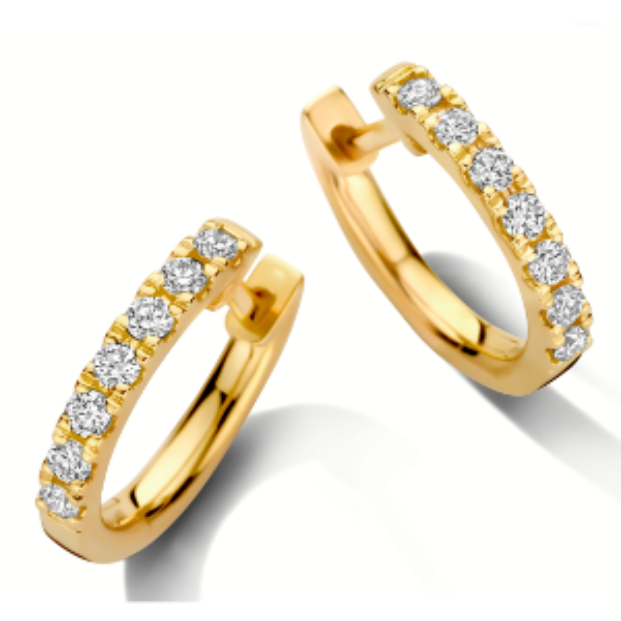 My Style Diamonds 14krt geelgouden klap oorringen  met diamant 0.22crt HSI.  De oorringen hebben een diameter van 13mm aan de buitenkant. Aan de voorzijde van de elke oorring zitten 7 keer een diamant gezet. Every Diamond tells a story