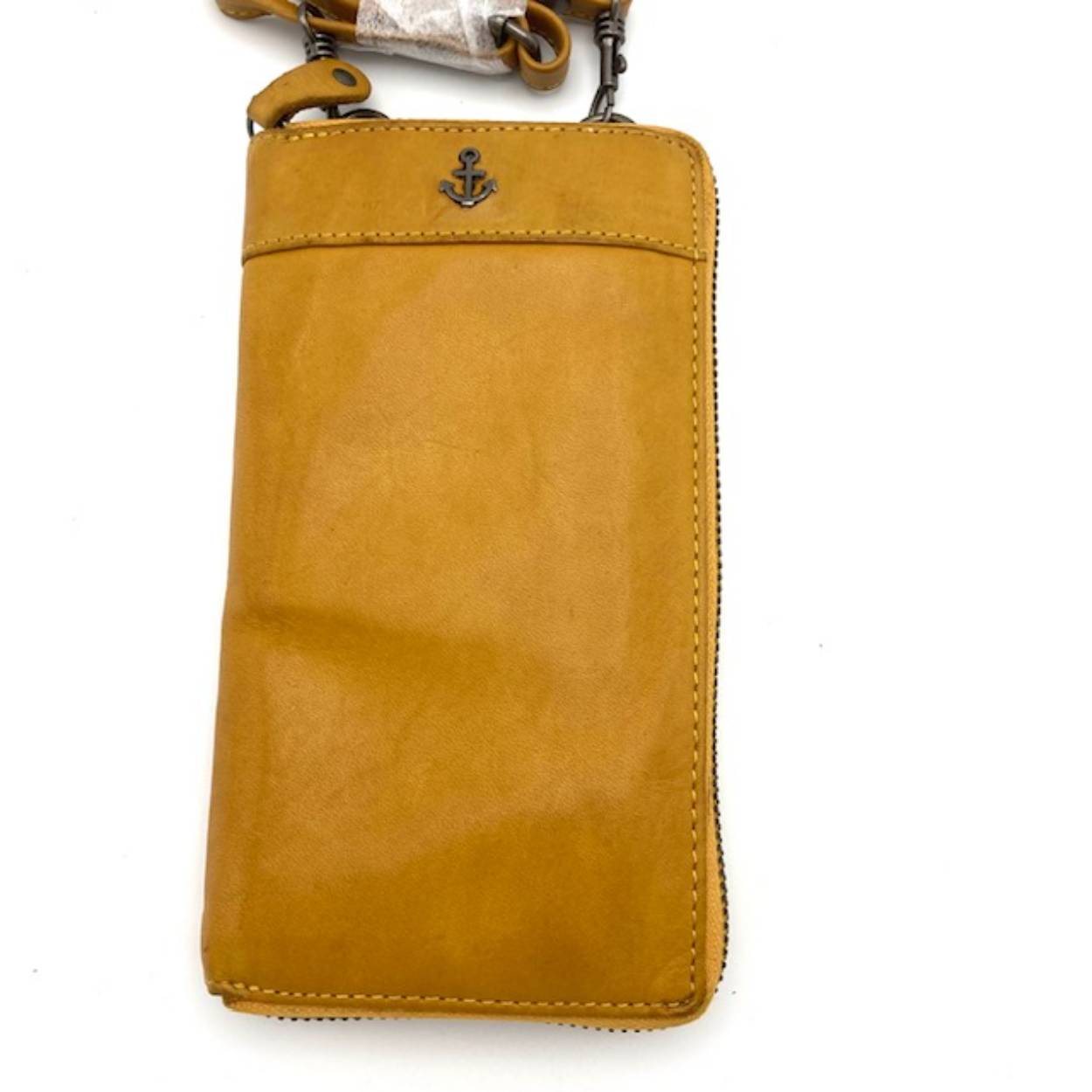 Handig tasje om uw telefoon aan de achterzijde in op te bergen. Dit vakjes wordt gesloten door middel van klitten band. Onder de rits twee ruimtes voor papiergeld. 8 vakjes voor bankkaarten en een ritsvak voor kleingeld. Daarnaast nog twee steekvakken voor bonnetjes. Afmetingen: Hoogte 19cm x 10cm breed x 2.5cm diep