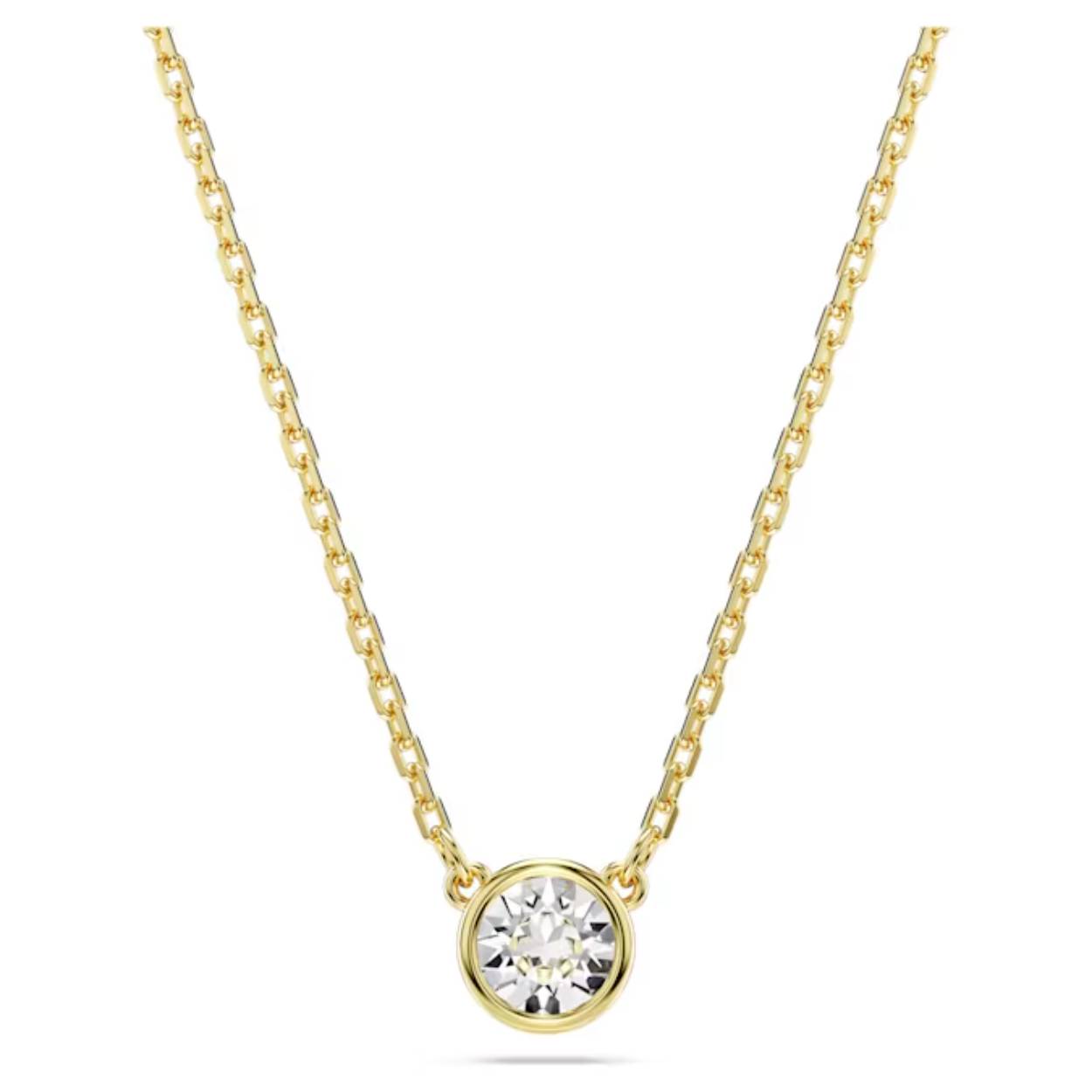 Met deze stralende Imber-hanger kiest u voor een moeiteloos elegante look. Het ontwerp met goudkleurige toplaag bestaat uit een centraal rond kristal in een dikke bezelzetting aan een delicate ketting met karabijnsluiting. In het verlengstuk prijkt een Swarovski Zirkonia voor een extra luxe uitstraling. Draag dit sieraad om uw verfijnde look af te maken. Minimale lengte van het collier is 38 cm en maximale lengte is 45 cm.