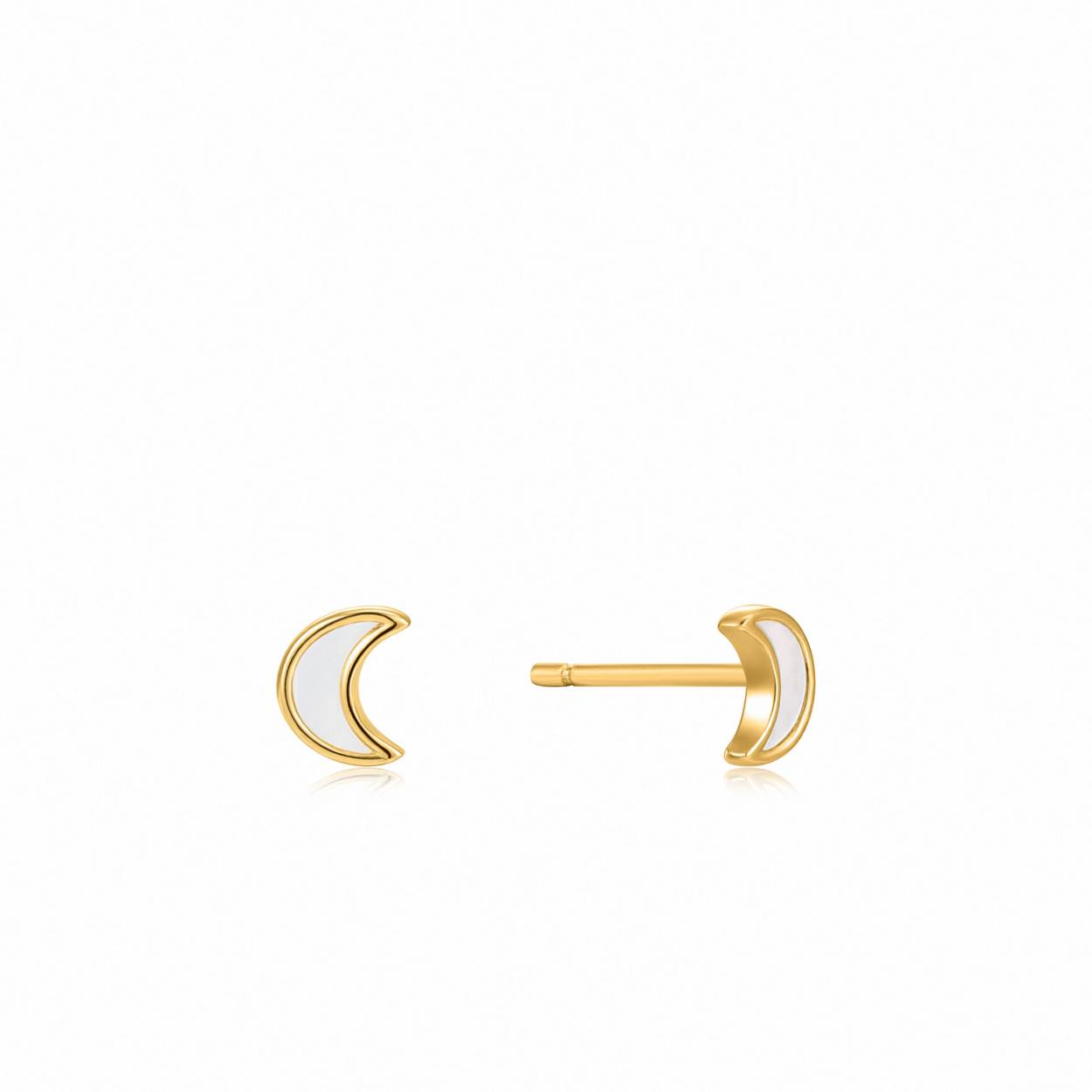 Wild soul moon gold stud earrings. Eenvoudig maar toch opvallend, deze 14K gold plated oorbellen van Ania Haie. De oorbellen hebben de vorm van een maantje en zullen stralen in je oor. Het parelmoeren accent zorgt voor een chique look. De tijdloze sieraden uit de Wild Soul collectie geven de esthetiek van traditionele camee-sieraden een moderne twist. Combineer de sieraden uit deze collectie met elkaar voor een complete look.