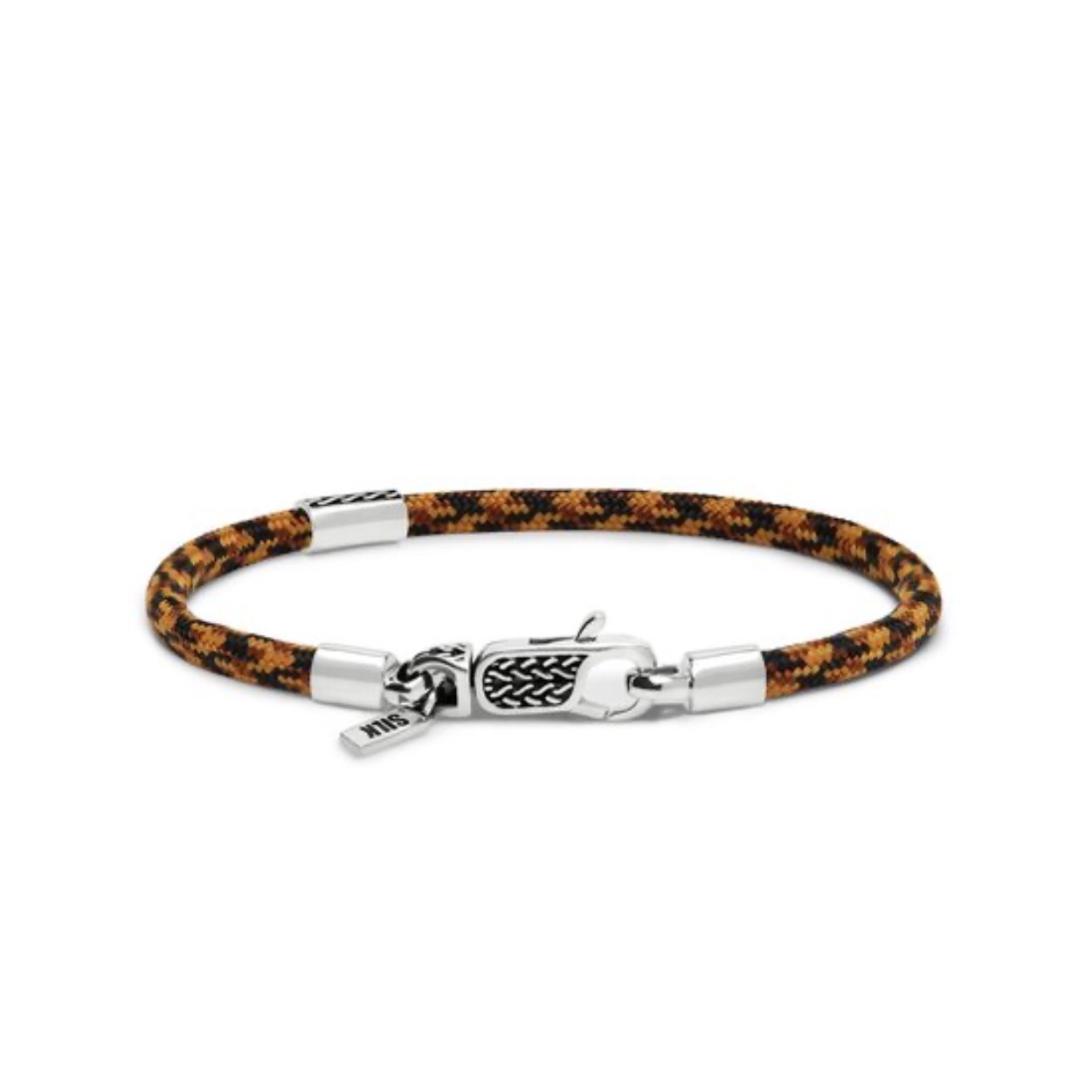 Ontdek de Nieuwe Terra Paracord Armbanden van SILKDe nieuwste toevoeging aan de SILK collectie zijn de Azure, Emerald en Terra paracord armbanden, ontworpen met een luxe zilveren karabijnsluiting. Deze diepgekleurde armbandjes voegen stijl en kleur toe aan je arm en zijn verkrijgbaar in twee varianten: een met charm en een zonder charm. Het model met charm heeft een uniek schuifbaar buisje dat aan beide kanten te dragen is. Eén kant biedt ruimte voor een persoonlijke gravure, zoals initialen of een symbool, terwijl de andere kant is voorzien van een subtiele structuur voor een elegante afwerking. Kies jouw favoriete kant en draag het sieraad zoals jij wilt.Stijlvol & Functioneel De sterke, duurzame paracord armbanden zijn in verschillende lengte maten verkrijgbaar en passen perfect bij elke gelegenheid. Deze collectie is ontworpen om kleur toe te voegen aan je zilverstack. Door de paracord armbanden te combineren met andere sieraden creëer je een kleurrijk en speels geheel, ideaal voor een unieke en opvallende look.Personalisatie Mogelijk Maak je armband extra bijzonder door het buisje van de charm te graveren met een naam, datum, of een speciaal symbool. De personalisatiemogelijkheden maken dit sieraad een perfect cadeau of een uniek, dierbaar stuk voor jezelf. 
