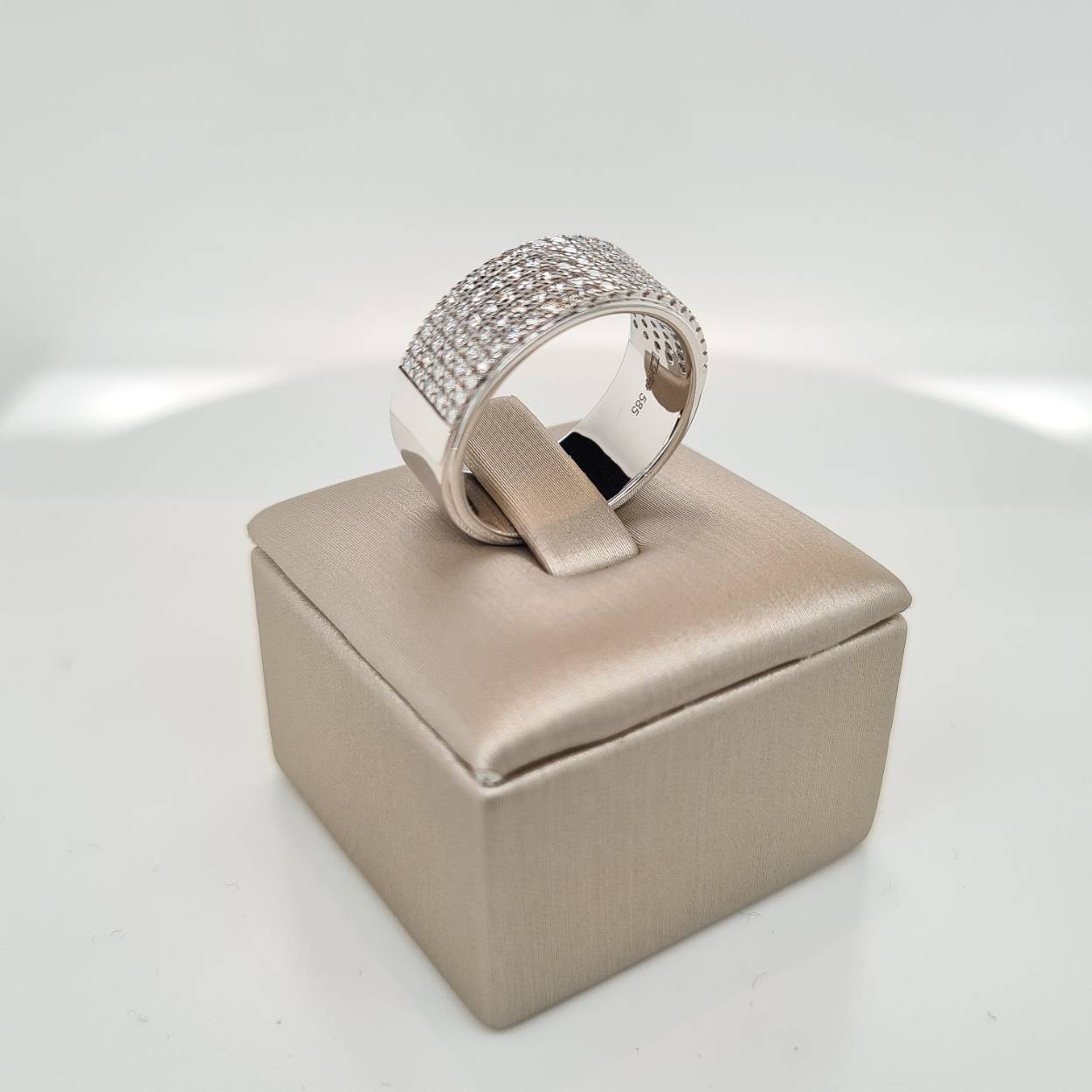 Prachtige 14krt witgouden ring met diamant, 0,73crt G Si. De maat van de ring is 57 (18). Heeft u een andere maat, neem dan gerust contact met ons op.