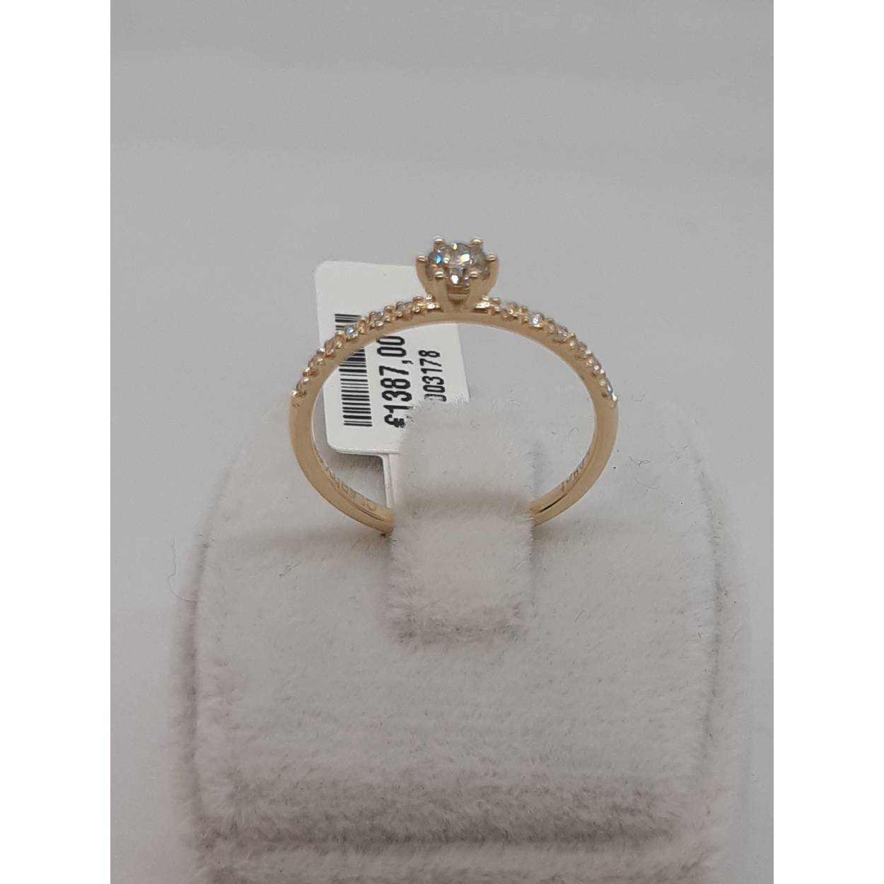 De Diamanten Verlovingsring, modelnummer BREA-0002793, is een gouden ring met een glanzende afwerking. De ring bevat 13 diamanten met een SI1 zuiverheid, rond geslepen en een gewicht van 0,279 karaat. De kleur van de diamanten is F (Fijn wit+ River). Deze indrukwekkende 14-karaat gouden ring is perfect voor een verloving en dagelijks elegant dragen.