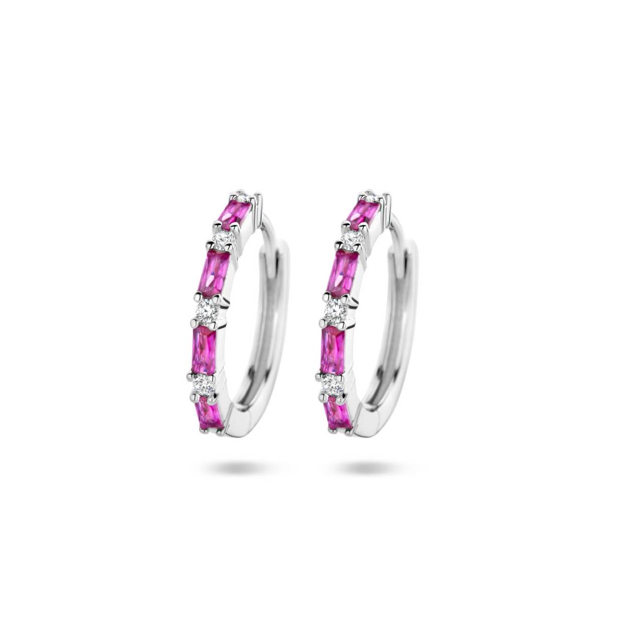 Gerhodineerd 925 zilveren klapoorringen uitgevoerd met schitterende zirkonia. De klapoorringen hebben een afmeting van 17x2mm.