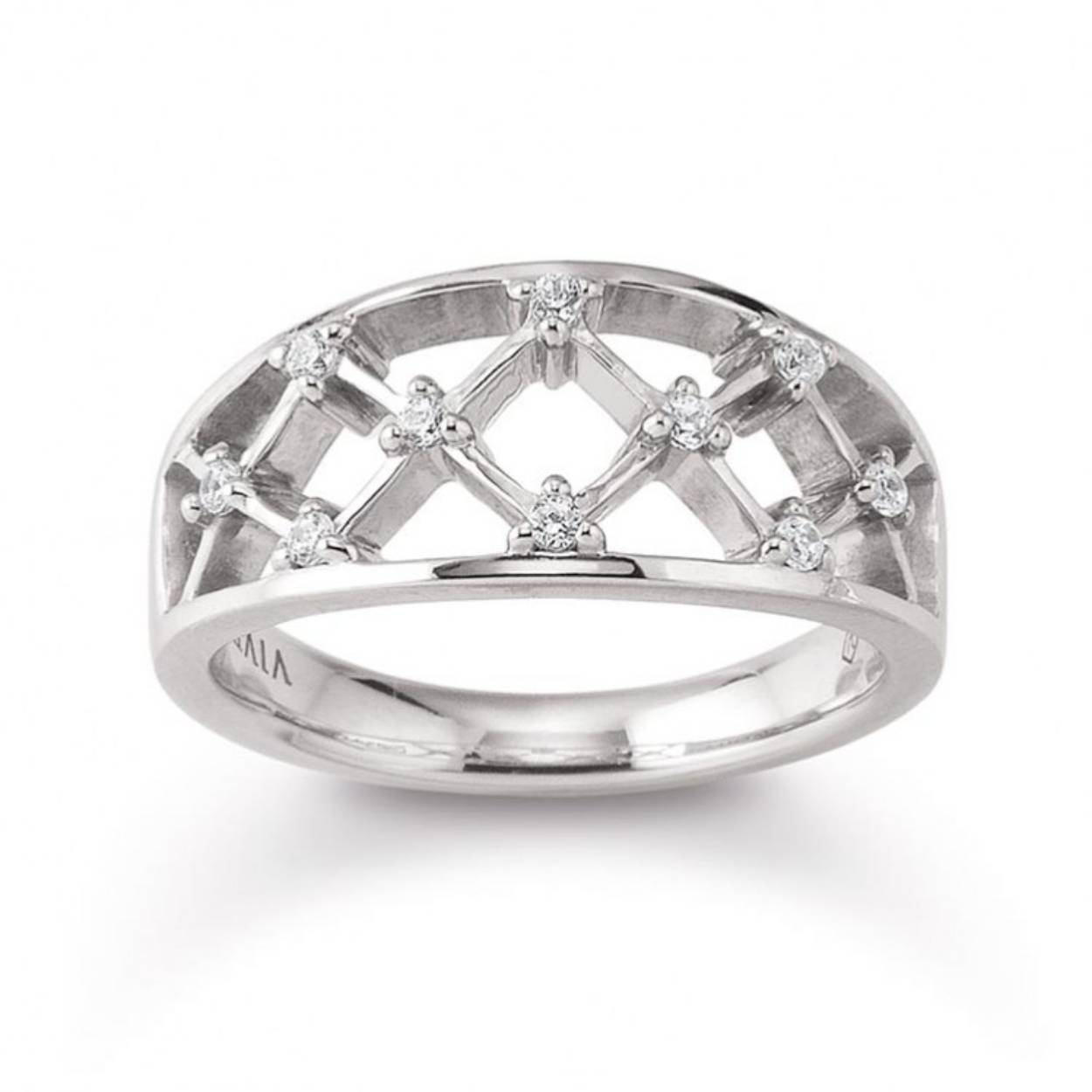 Deze prachtige zilveren ring van Viventy is bezet met zirkonia. De maat van de ring is 54. Heeft u interesse in een andere maat? Neem dan contact met ons op.