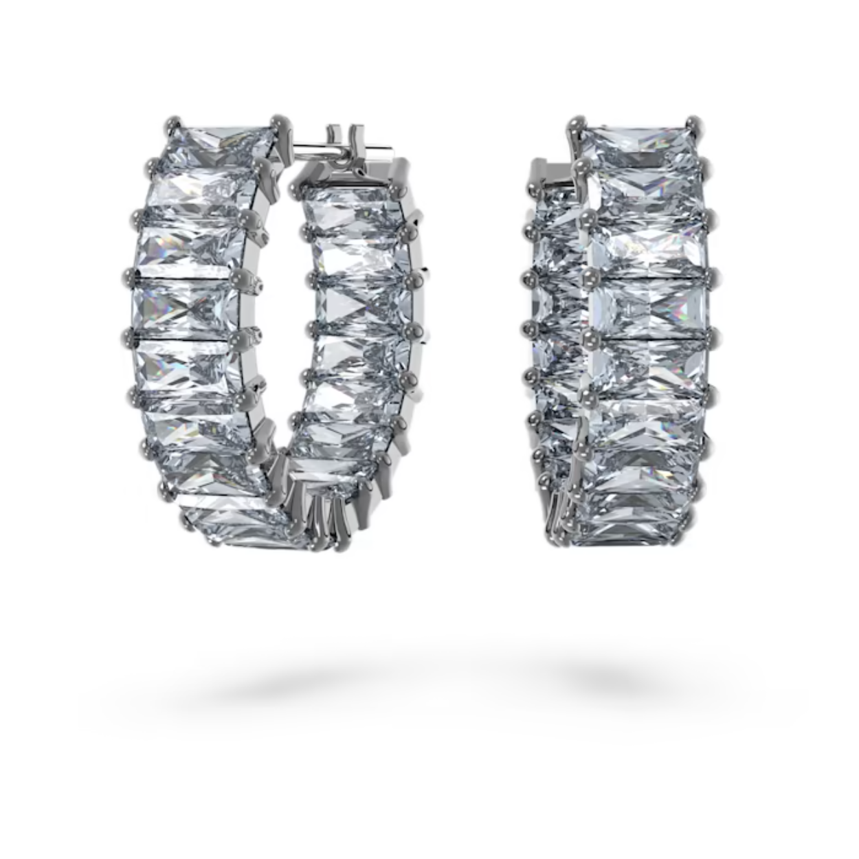 Deze mini-oorringen passen overal bij en geven uw dagelijkse outfits een moeiteloos elegant accent. Het veelzijdige kleurenpalet bevat grijze stenen met een baguette princess-slijpvorm in een fijne klauwzetting met ruthenium toplaag. Deze oorbellen passen overal bij en worden gegarandeerd uw nieuwe favoriet.

Artikelnr.: 5658650
Collectie:  Matrix
Kleur:  Grijs
Lengte: 1.6 cm
Breedte: 0.5 cm
Materiaal:  Kristallen, Ruthenium plating