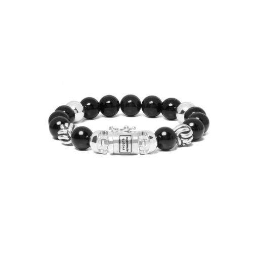 De Spirit Bead Onyx armband is gebaseerd op bidkralen en is vertaald naar een Buddha to Buddha ontwerp met zijn iconische sterling zilveren slot. We omarmen de edelsteenkralen vanwege hun schoonheid en spirituele betekenis. Zwarte Onyx biedt ondersteuning, kracht en doorzettingsvermogen. De armband is handgemaakt en tijdloos zoals al onze sieraden en kan gemakkelijk worden gecombineerd met leren of zilveren stukken. De Spirit Bead kralen zijn groter dan de kralen van de Spirit Bead mini armbanden.