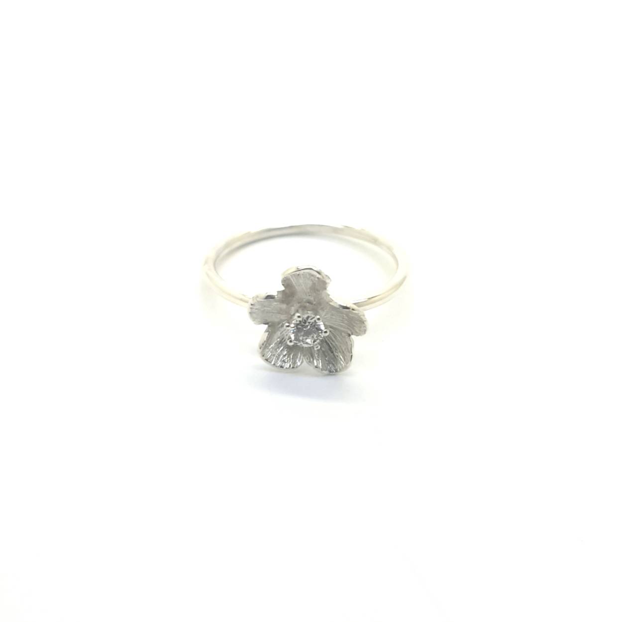 Een van onze bestsellers. Deze bloesem ring. Achter ons atelier hebben we een kleine binnenplaats met heel bijzondere appelbomen. Ieder jaar genieten we volop van de bloesem en eigenlijk willen we die niet missen als deze periode voorbij is. Dus ja waarom maken we deze niet in zilver en goud?

Geniet het hele jaar door van de prachtige ontluikende bloesem. Daar wordt je toch vrolijk van.

Maak een afspraak en kom deze ring eens passen! Of bestel haar gelijk, dan sturen we deze mooi verpakt naar je toe.