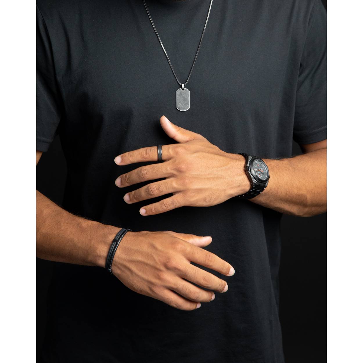mooi zilverkleurig collier met graveerhanger