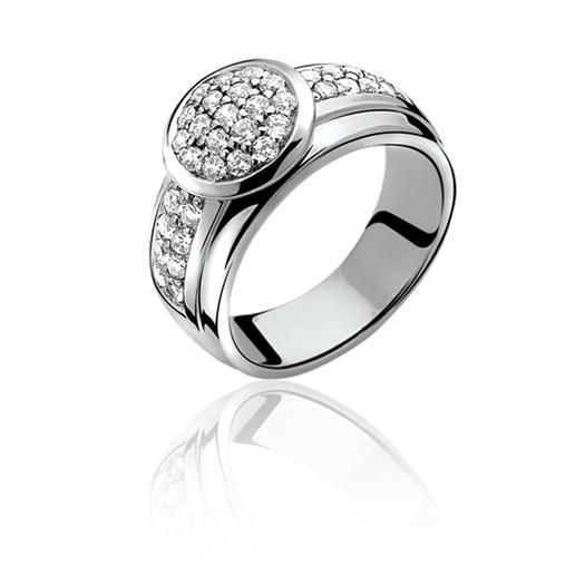 ZINZI zilveren ring met ronde zetting vol gezet met witte zirconia's. Vervaardigd van eerste gehalte zilver (925) en met extra rhodiumlaag voor een langdurige glans.