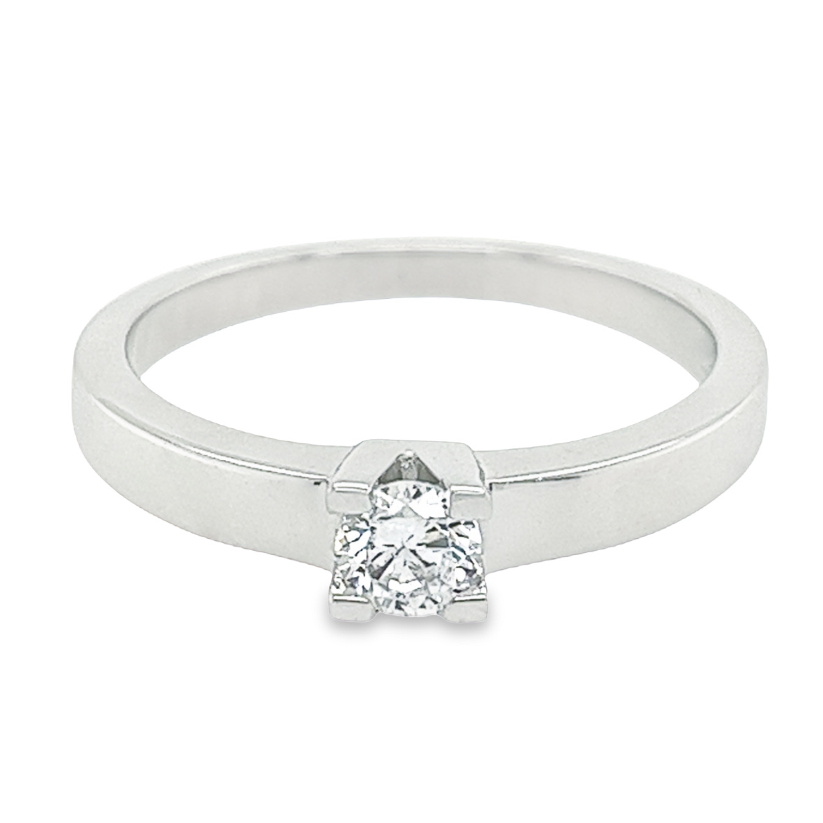 Deze prachtige zilveren ring is een echte eyecatcher voor dames die houden van mooie, solide sieraden. De gerhodineerde ring is voorzien van een solitaire zirkonia steen die prachtig schittert. De zilverkleurige ring is van hoogwaardige kwaliteit en heeft een mooie glans. Dit speciale item is perfect voor speciale gelegenheden, maar kan ook dagelijks gedragen worden. Een must-have voor elke sieradenliefhebber die op zoek is naar een tijdloos en stijlvol accessoire.
