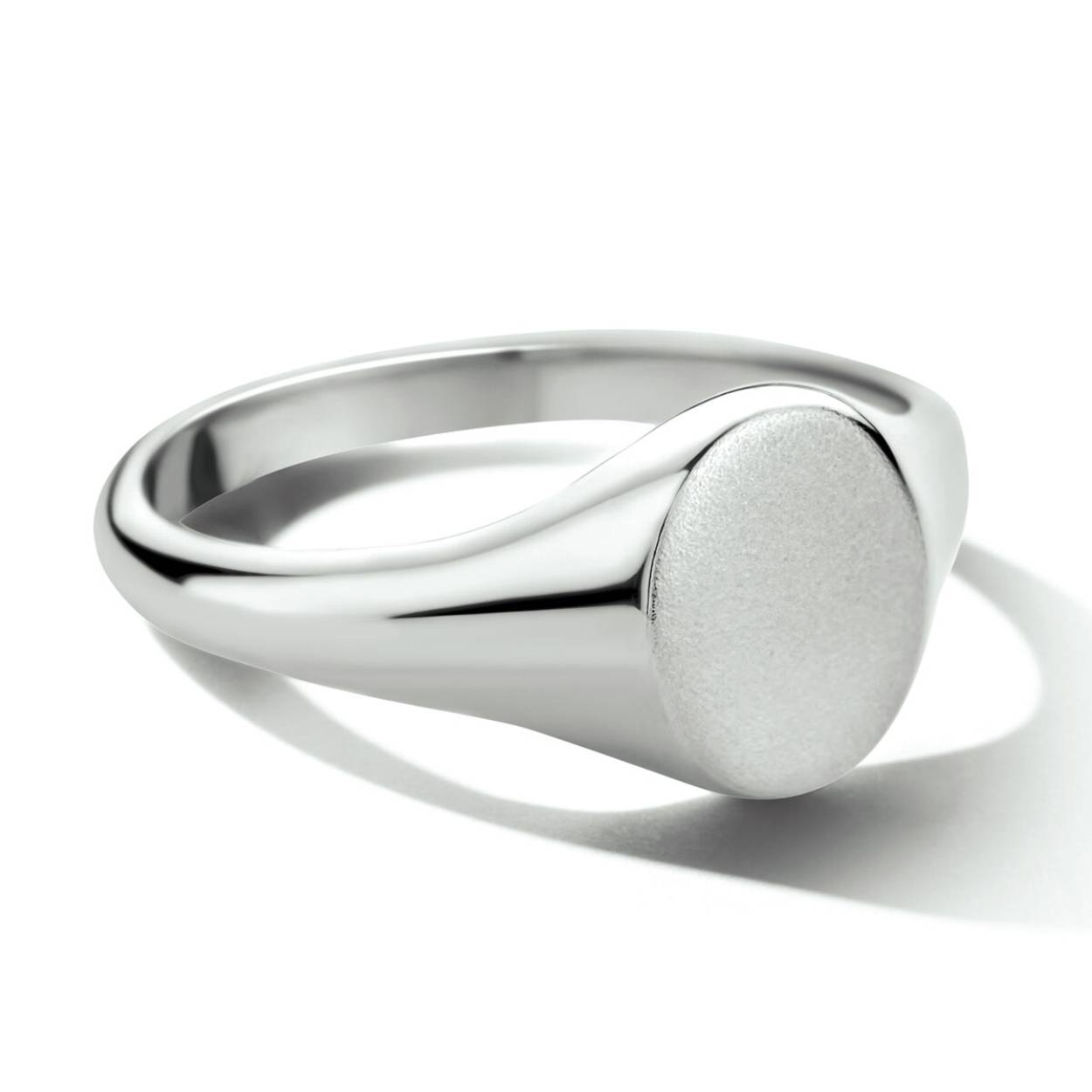Gerhodineerd 925 zilveren graveerring. De ring heeft een breedte van 9.5mm.