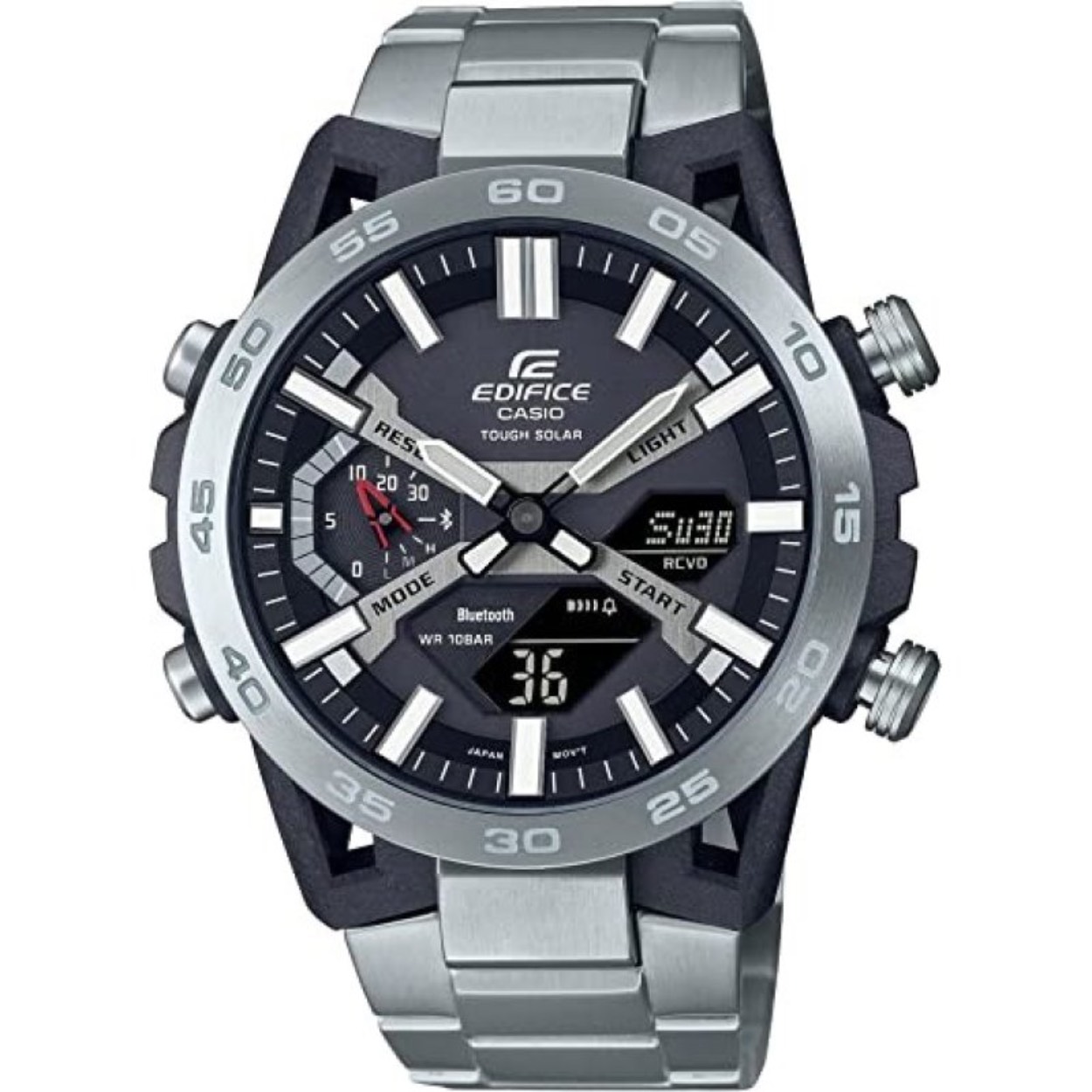 Neem snelheid en slimheid in eigen hand met EDIFICE, een analoog-digitale combinatie op zonne-energie . De SOSPENSIONE ECB-2000 is geïnspireerd op de wielophanging van raceauto's en is de eerste EDIFICE met een behuizing van met koolstofvezel versterkt hars, dankzij een uniek ontwerp dat de lugs in een configuratie met vier armen plaatst. Ook de lugs zijn versterkt met koolstofvezel, waardoor zowel het ontwerp als de materialen van dit horloge een ware motorsportgeest hebben. Synchroniseren met uw smartphone via Bluetooth® is een fluitje van een cent. Gebruik de speciale app voor toegang tot de nauwkeurige tijdregistratie die zo belangrijk is voor raceteams, en om de wereldtijd moeiteloos te beheren en stopwatchgegevens die tot op de milliseconde worden gemeten over te brengen naar uw smartphone. De LED Super Illuminator zorgt ervoor dat het bekijken van de analoog-digitale wijzerplaat geen enkel probleem is, en het Tough Solar-systeem zorgt ervoor dat het horloge goed opgeladen is. U kunt daardoor zelfs functies met een hoge belasting uitvoeren bij slechts een kleine hoeveelheid licht.