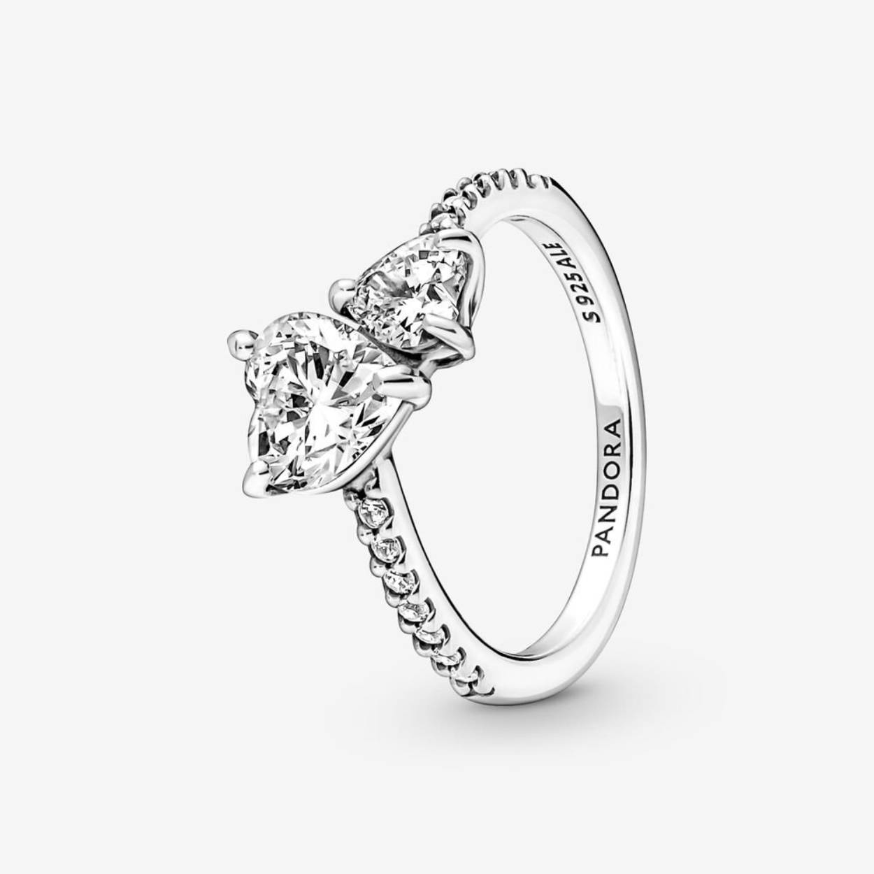 De Double Heart Sparkling Ring heeft twee hartvormige heldere zirkonia die in verschillende hoeken in elkaar zijn genesteld om de liefde tussen moeder en kind te symboliseren. De schacht van de ring is geaccentueerd met een halve rij pavé en is asymmetrisch bevestigd aan de twee harten voor een modernere look. Een cadeau dat alles viert wat je moeder voor je gedaan heeft.