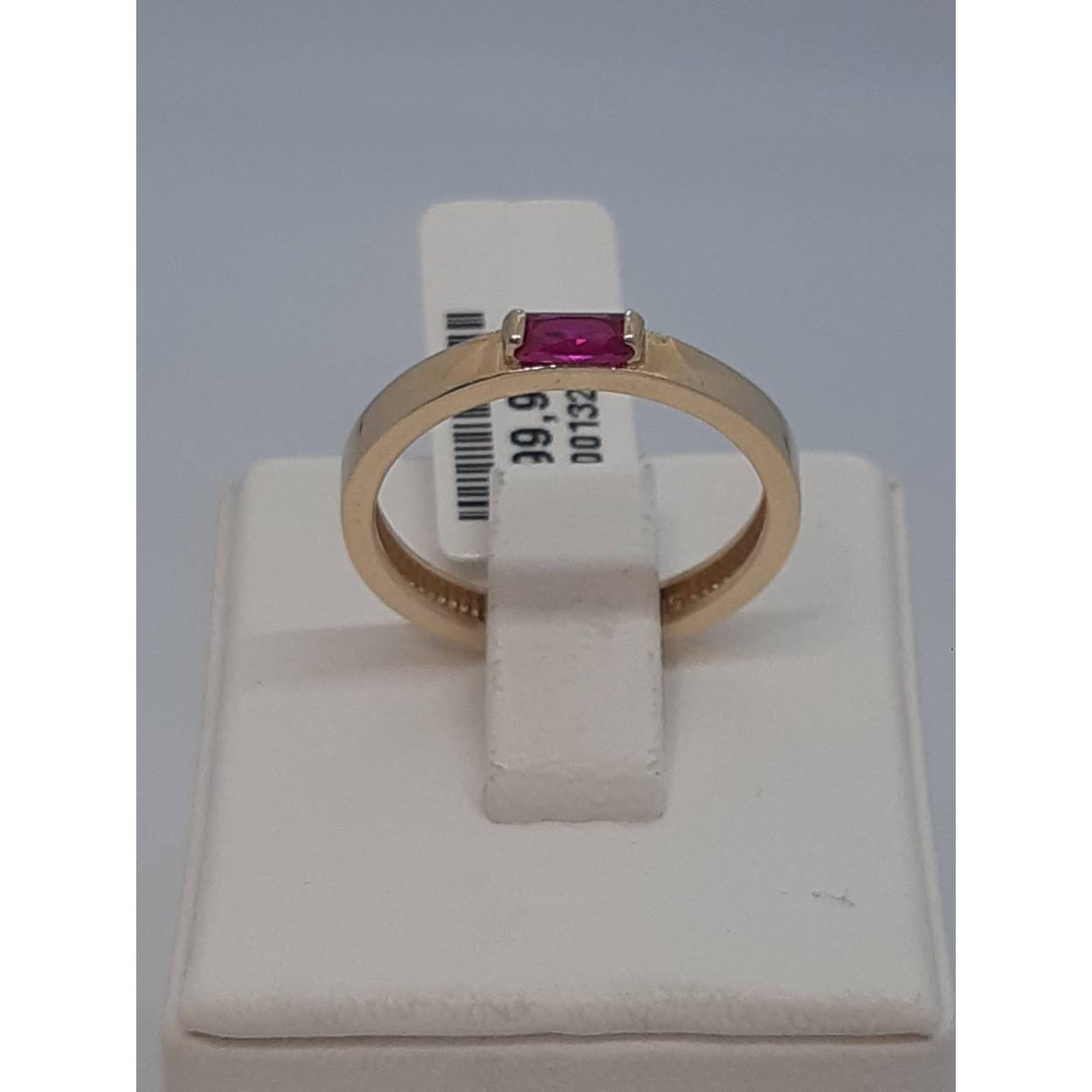 **Gouden Damesring 14k met Stenen**  
Modelnummer: BREA-0001093  

Deze prachtige gouden damesring is gemaakt van 14 karaat goud en heeft een glanzende afwerking. Met een breedte van 2,76 mm en maat 54, straalt de ring elegantie uit. Perfect te dragen bij zowel feestelijke als dagelijkse gelegenheden, voegt deze ring een vleugje luxe toe aan elke outfit.