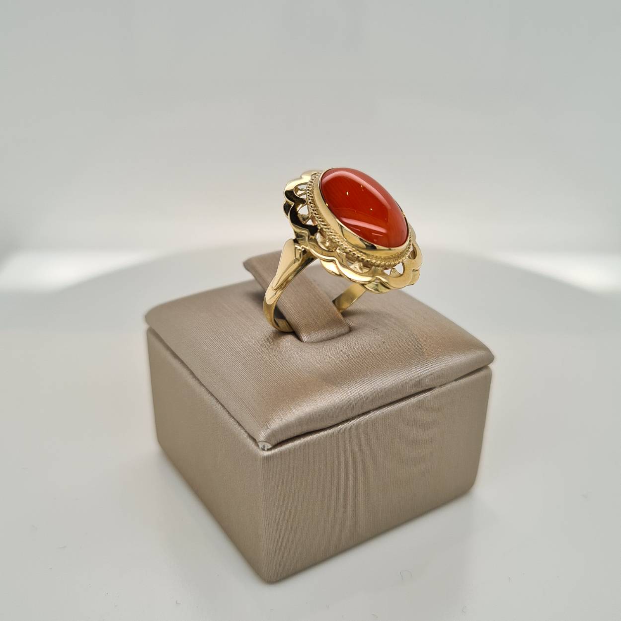 Ring 14 karaat goud gezet met echte bloedkoralen. De ring is in maat 16.5.