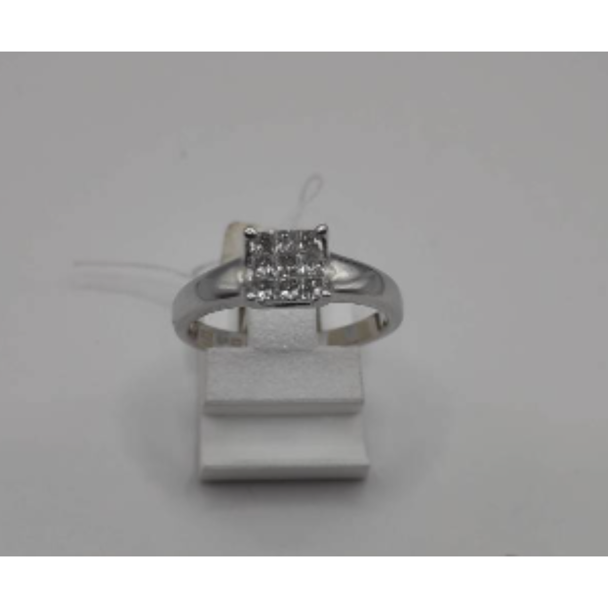 Wit gouden ring met diamanten