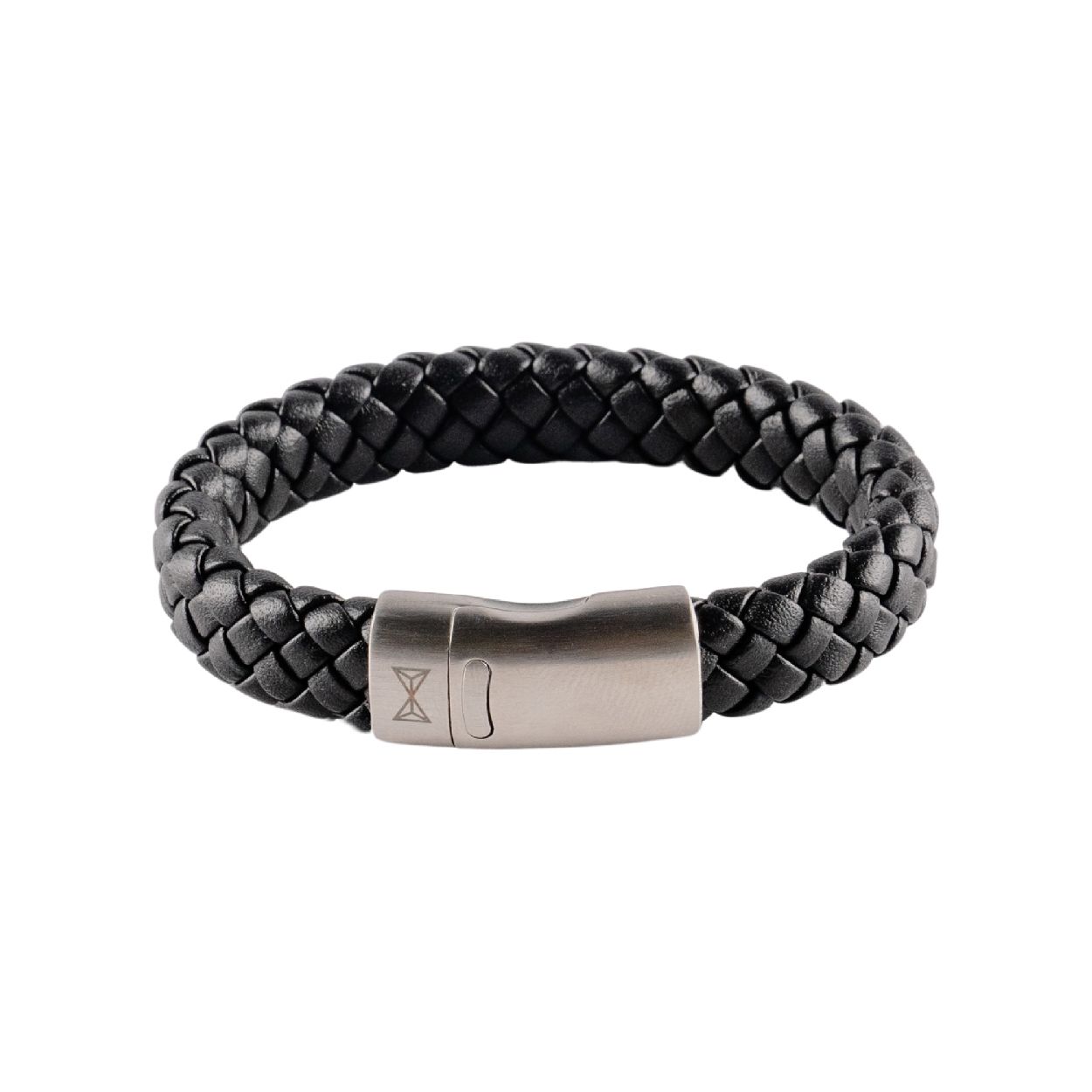 Deze armband is van het merk AZE Junior. Het is een jongenssieraad gemaakt van leer. De armband is zwart van kleur.
De verdere specificaties van dearmband zijn als volgt:
Glans : Nee
Productmaat : 165
Sluiting :Magneet-slot