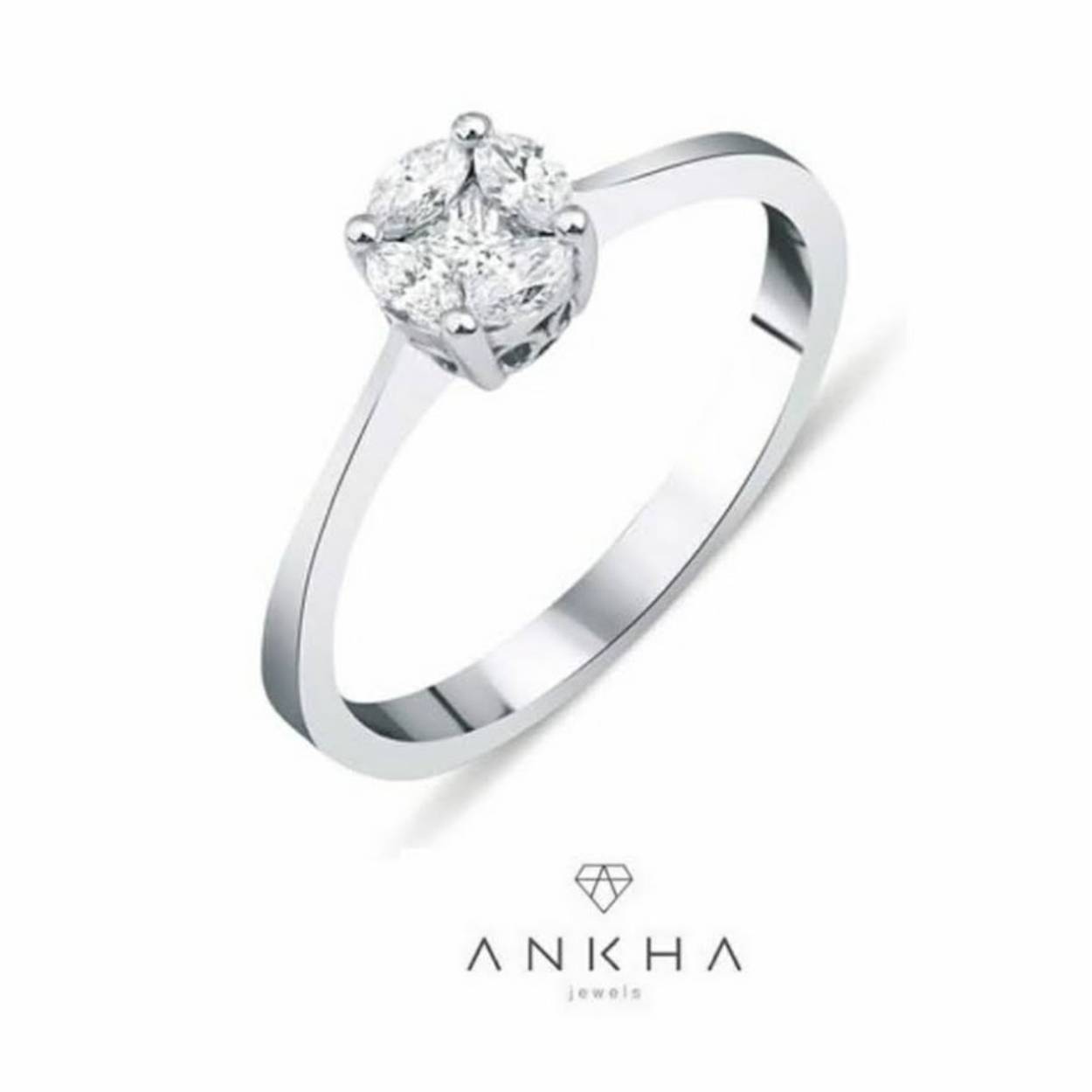 14 karaat wit gouden diamanten ring in fantasie zetting.

Ringmaat: 53

Soort: Diamant
Slijpvorm: briljant
Karaat totaal: 0.15
Helderheid: S-1
Kleur: F-G

Code: YZ22678