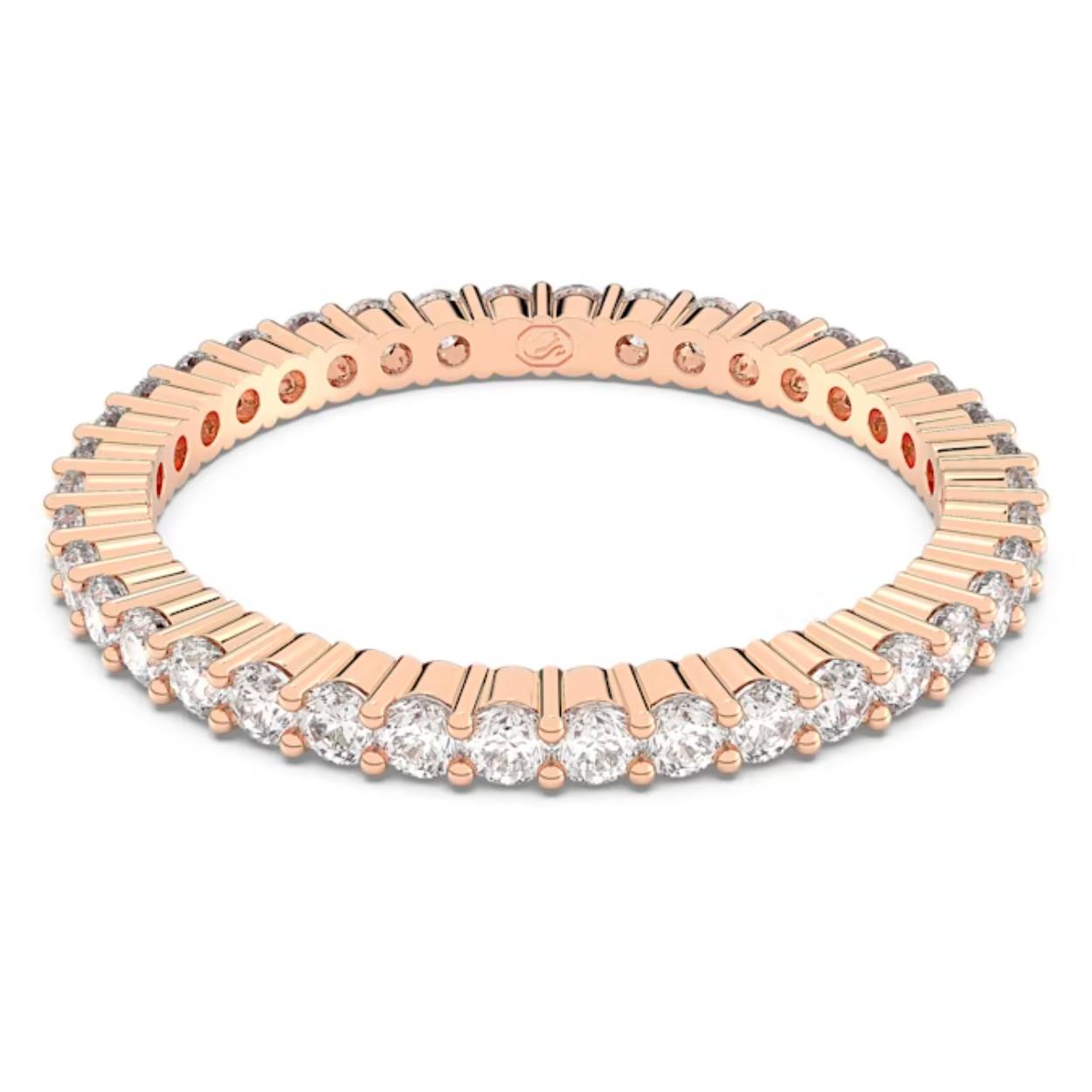 Deze Vittore-ring is ideaal als een subtiel glinsterend accent. Het sieraad bevat een warme combinatie van heldere ronde stenen met een roségoudkleurige afwerking, wat zorgt voor een vurige en luxueuze uitstraling. De ring is ontworpen om vanuit elke hoek te schitteren en kan gecombineerd worden met andere sieraden, zoals een oogverblindende cocktailring voor een adembenemend contrast.