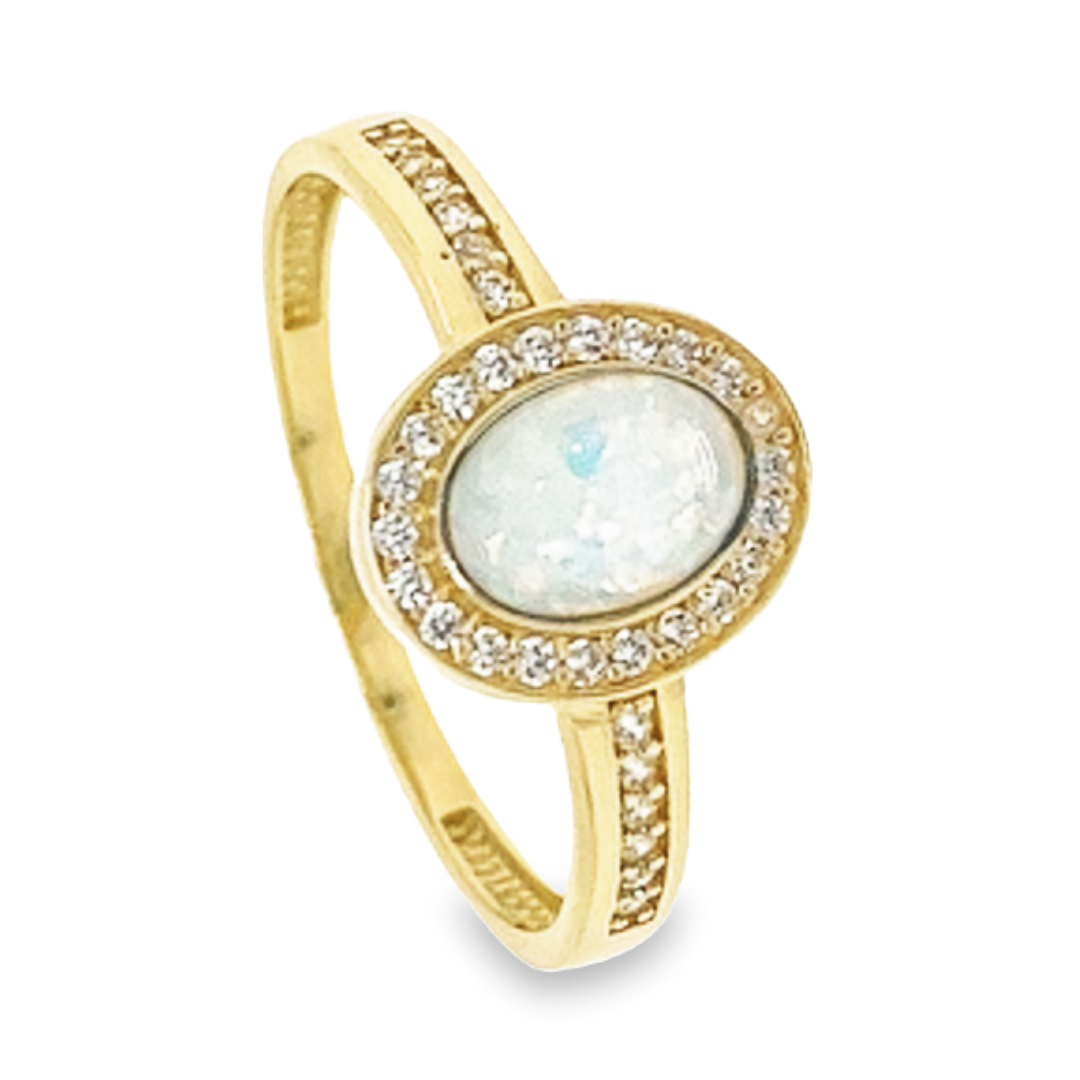 Deze ring is ontzettend elegant. De ovaal geslepen steen is een wit gekleurde opaliet gezet in een ovale zetkast. De kleine steentjes zijn briljant geslepen zirkonia's.