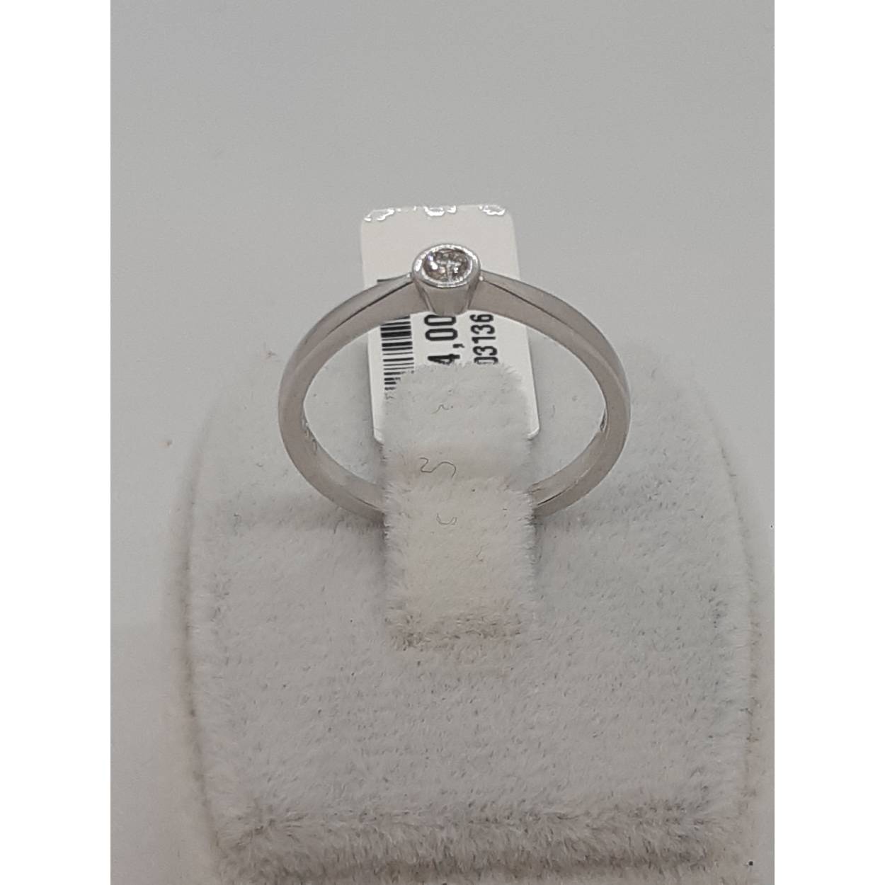 De Diamanten Verlovingsring met modelnummer BREA-0002746 is een prachtige gouden ring van 14-karaats witgoud met één ronde diamant van 0,07 karaat, SI1 zuiverheid en F-kleur. Deze ring heeft een glanzende afwerking en is maat 54. Ideaal om dagelijks te dragen of tijdens speciale gelegenheden om elegantie en verfijning toe te voegen aan elke outfit.
