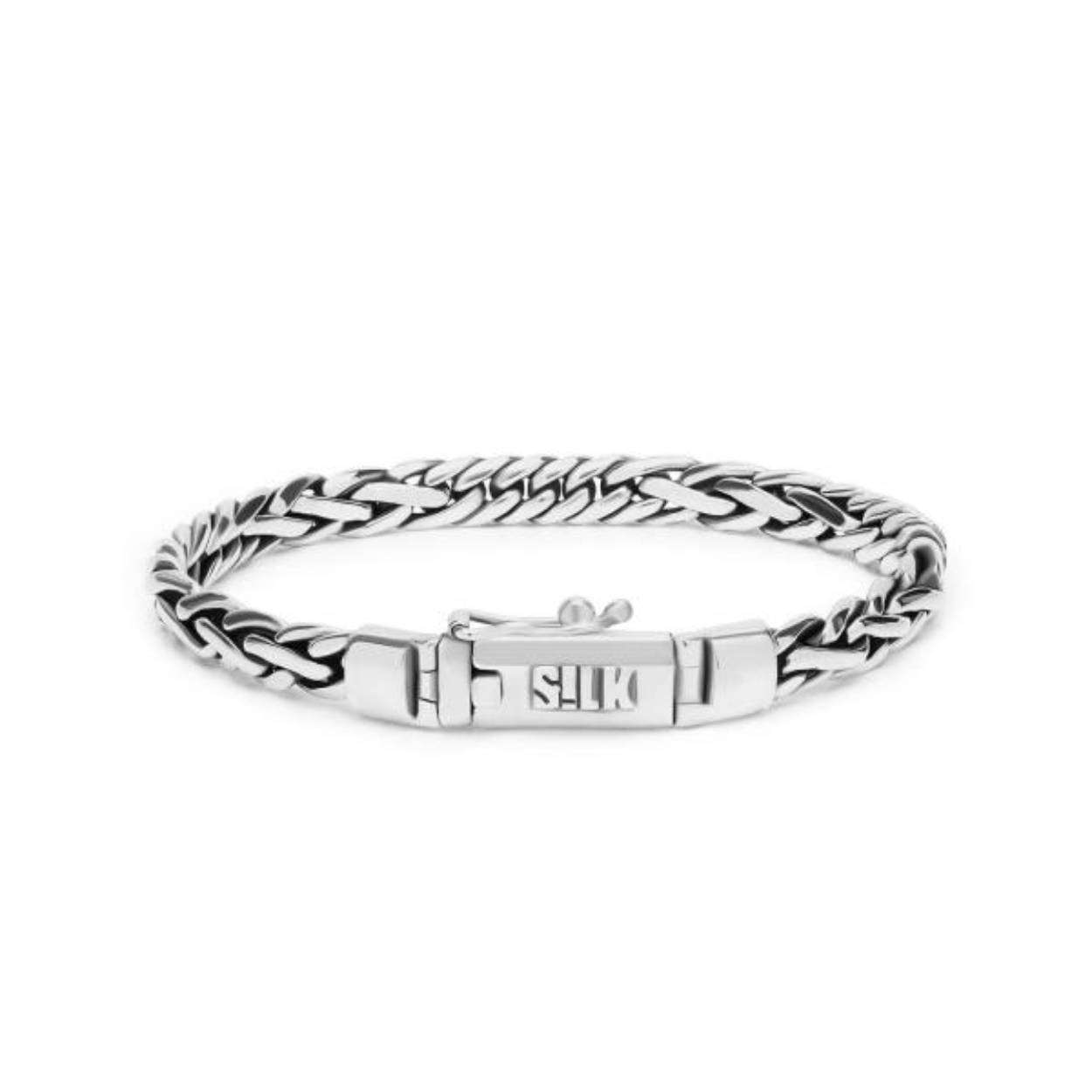 Deze armband uit de Fox-collectie kenmerkt zich door een unieke platte gevlochten open structuur. Combineer deze stijlvolle armband met een van de andere delicate bandjes uit de Fox-collectie voor een geraffineerde look. Vervaardigd van hoogwaardig sterling zilver, biedt deze armband een stoere uitstraling met een vleugje elegantie. Elk stuk is zorgvuldig vervaardigd uit het fijnste zilver en wordt gepresenteerd in een prachtige luxe geschenkverpakking.

