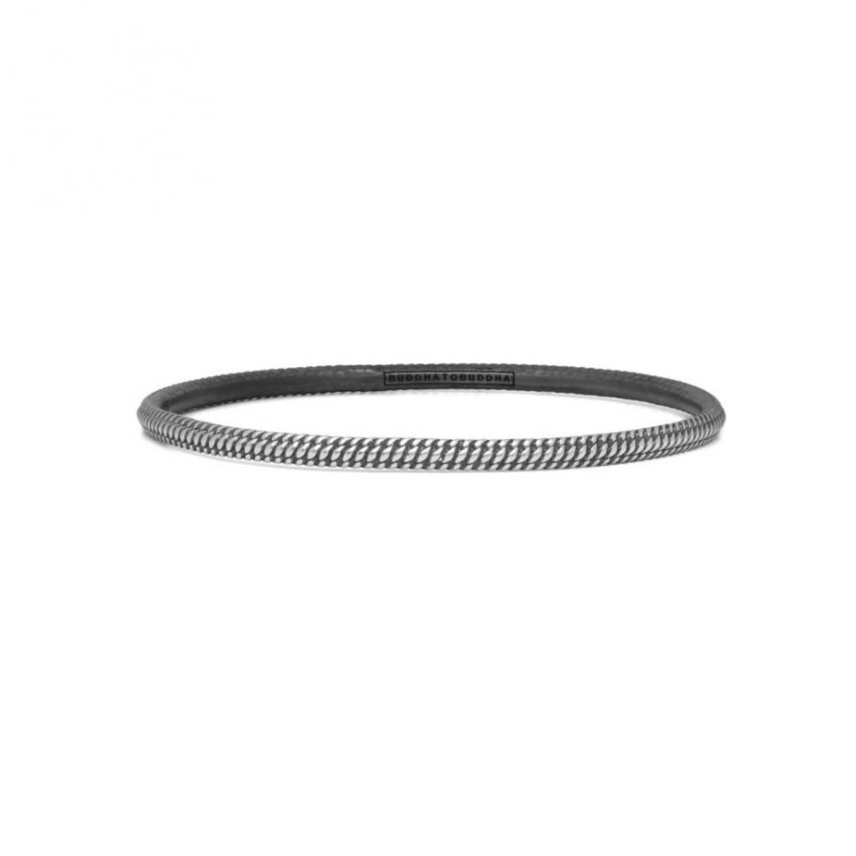 De Dunia armband is een verfijnde bangle uit onze Refined collectie. Het design is gebaseerd op onze iconische Ben schakel aan de buitenzijde en bestaat uit geoxideerde en gehamerde structuur aan de binnenzijde. De armband is vervaardigd uit 925 sterling zilver en laat zich perfect combineren met andere bangles uit de Dunia range.
