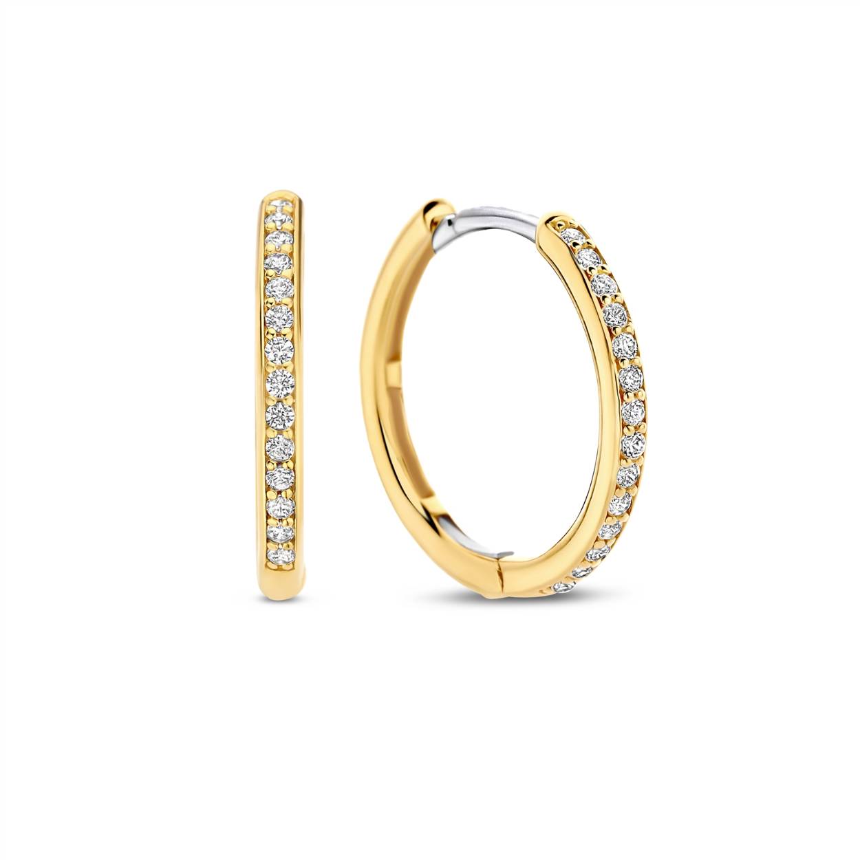 Deze TI SENTO vergulde hoepeloorbellen 7959ZY pronken met kleine schitterende cubic zirconia steentjes die zorgvuldig op de voorkant van de oorbellen zijn geplaatst. Deze betoverende oorbellen zijn gemaakt van de hoogste kwaliteit 925 sterling zilver en vervolgens verguld met geelgoud voor een luxueuze en warme uitstraling. Deze hoepeloorbellen zijn ontworpen om je oren te sieren met een vleugje elegantie en een beetje glans toe te voegen aan je dagelijkse look. Draag ze vol trots als alledaagse accessoire of laat ze een subtiel vleugje verfijning toevoegen aan je feestelijke look. Combineer ze met andere oorbellen om je eigen unieke ear-party te creëren. Al onze oorbellen zijn nikkelvrij en hypoallergeen.