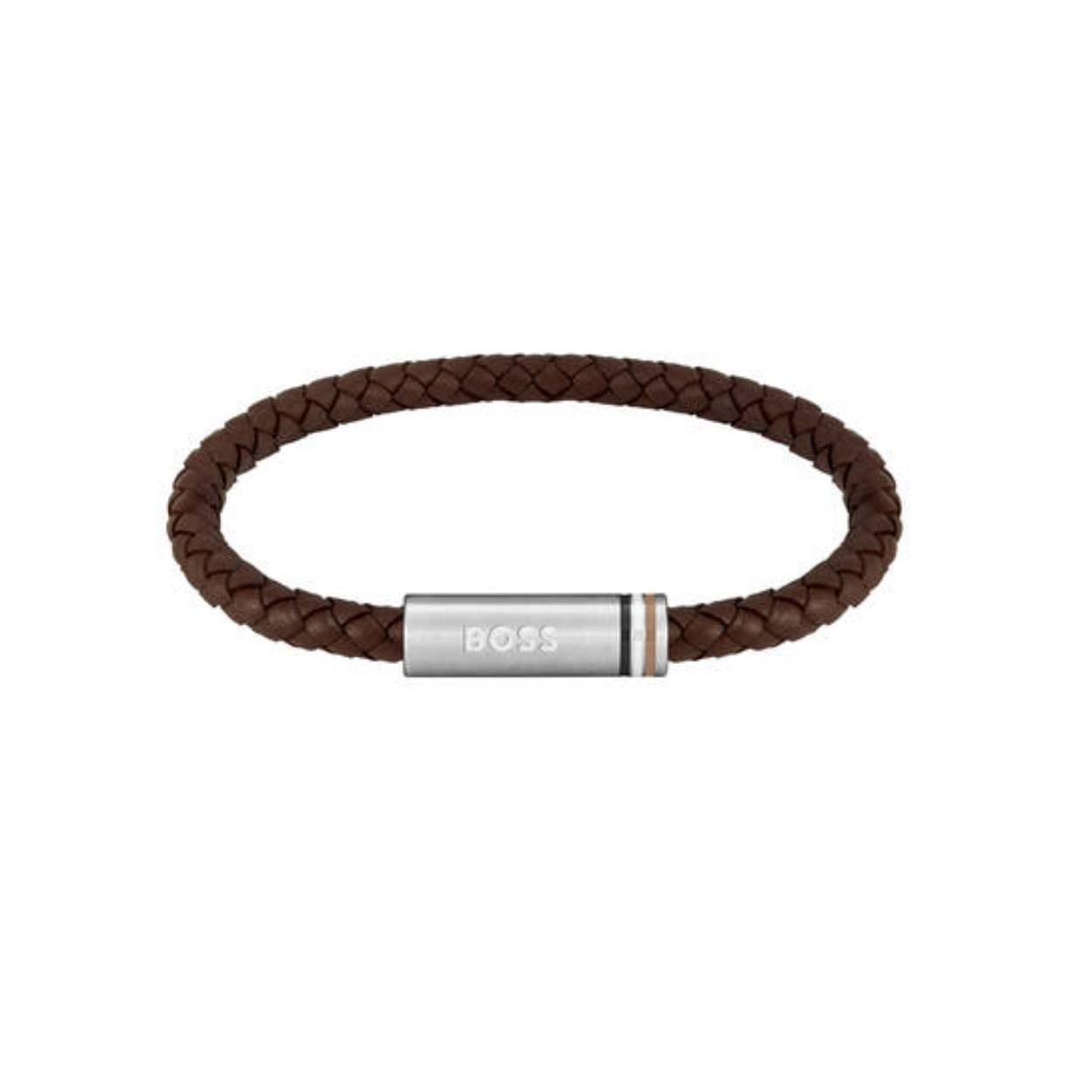 BOSS JEWELS HBJ1580623 ARES SINGLE Mannen Armband 19cm
Deze armband van BOSS uit de ARES SINGLE serie met artikelnr. HBJ1580623 is een stoer sieraad voor de echte BOSS klant. De bruine leren gevlochten armband heeft een zilverkleurige plaat in het midden met daarop het BOSS logo gegraveerd, die mooi opvalt in het geheel. De armband heeft een lengte van 19cm, sluit met een magneetsluiting en is goed te combineren met andere sieraden van BOSS. 

Het merk:
HUGO BOSS is afgestemd op levensstijlen waar het gaat om kwaliteit en precisie. Het wereldwijde fashionlabel is verdeeld in twee merken: BOSS en HUGO. Het merk BOSS biedt geavanceerde, moderne horloges gericht op kwaliteit en design om een onberispelijke look te creëren – of het nu zakelijk, casual of sportief is. Ontdek de nieuwe horlogecollectie die bewijst dat details echt het verschil maken.

Specificaties:
- Artikelnr: HBJ1580623
- Gevlochten armband
- Materiaal: Bruin leer
- Lengte: 19cm