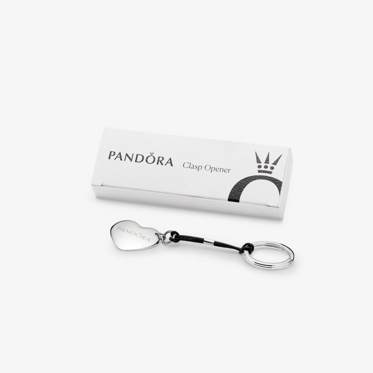 De hartvormige Pandora opener voor sluitingen is van RVS en wordt in een stijlvolle doos geleverd. Met deze opener kun je alle types Pandora clip charms, medaillons en sluitingen gemakkelijk openen. Ook de charms en sluitingen van Pandora Reflexions. Je kunt de opener ook als sleutelring dragen.