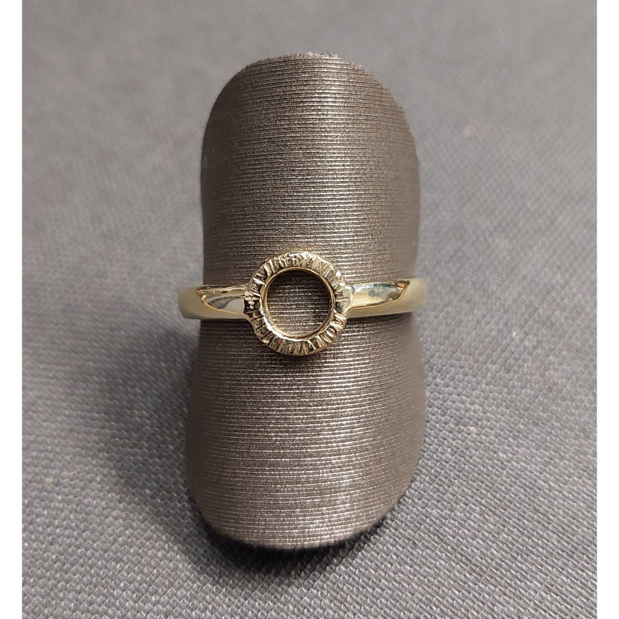 14kt ring met open rondje hamerslag