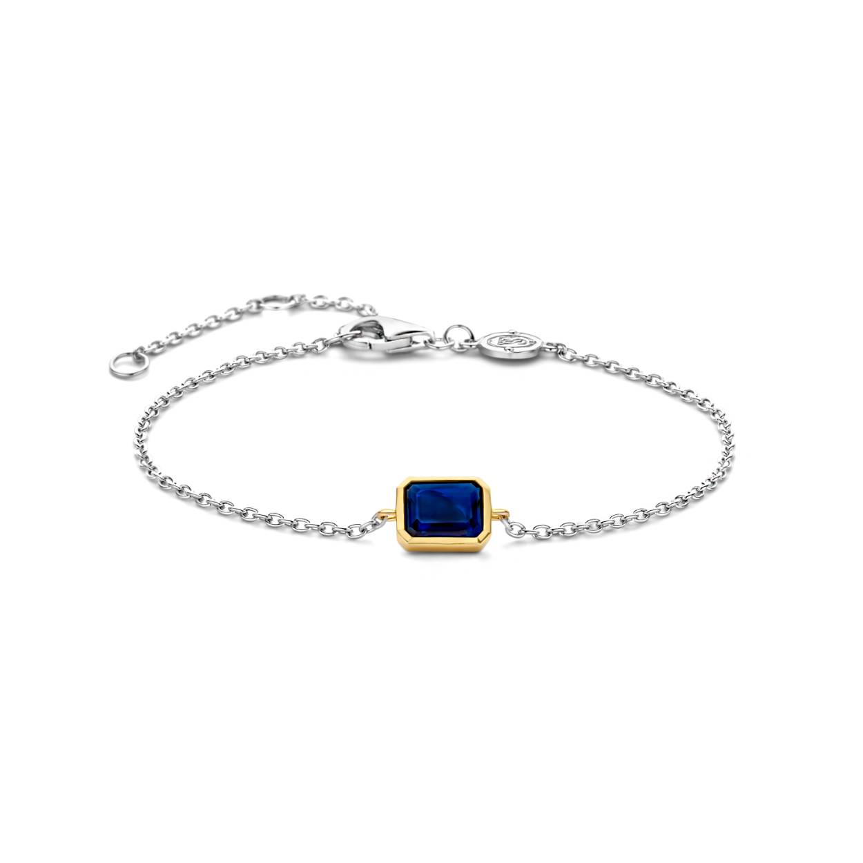 Deze TI SENTO - Milano vergulde zilveren armband 23003BY heeft een donkerblauwe stenen handset in een vergulde setting. De ring is gemaakt van 925 sterling zilver en verguld met 18k geel goud. Geïnspireerd door de donkerblauwe nachthemel, zal dit weelderige stuk je dag en nacht verlichten. Het extra veilige slot is ontworpen om dit stuk altijd bij je te houden. De armband is verstelbaar zodat hij precies goed past.