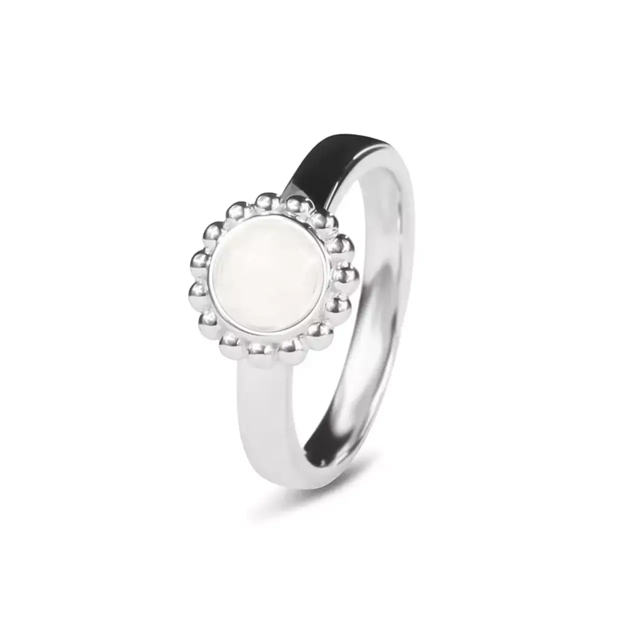Ring met parelrand en rond kastje. Dit sieraad wordt zichtbaar aan de bovenkant gevuld met as en wordt vermengd met onze speciale hars. 