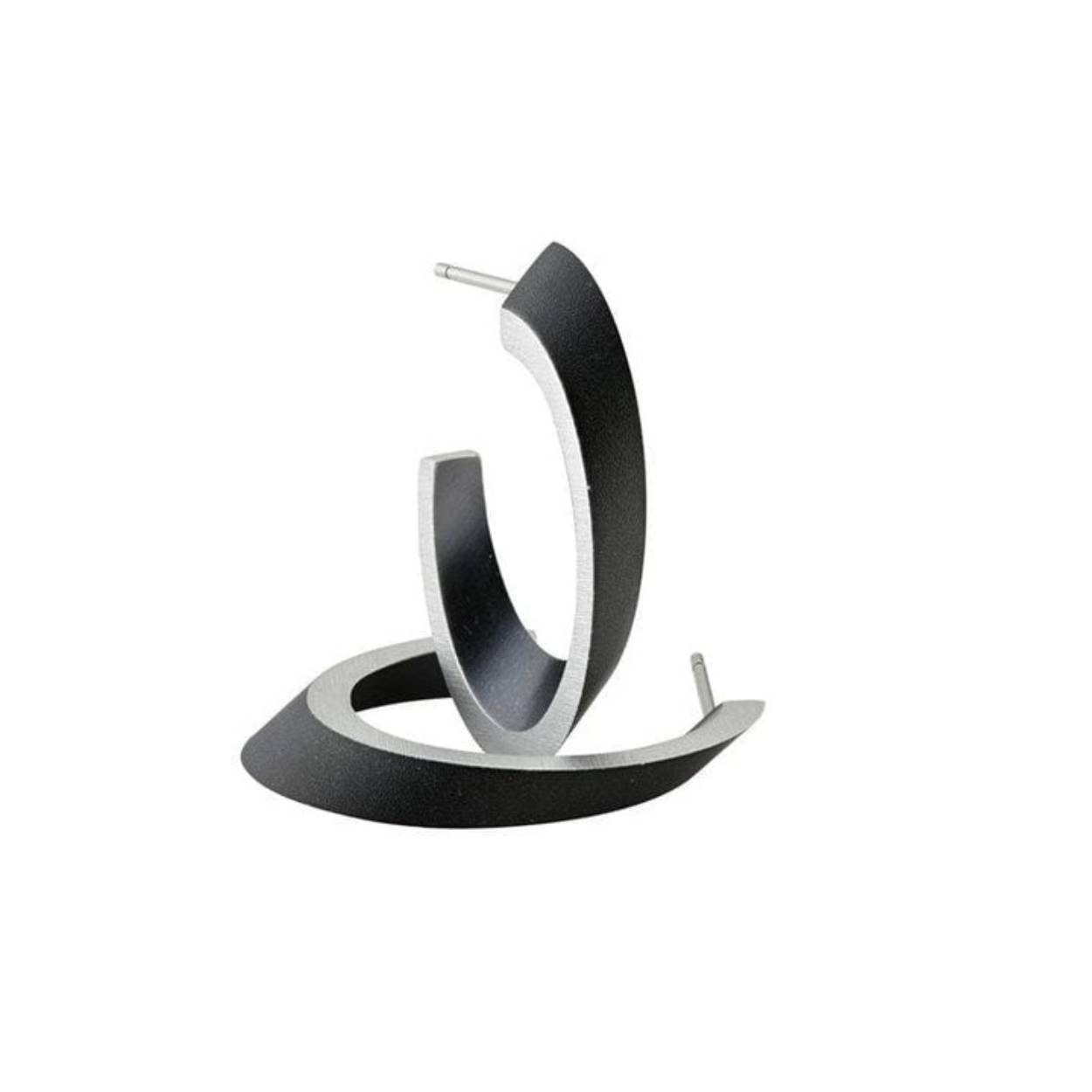Deze OLIVIA Ovale Creolen cirkelen om je oor!

Op zoek naar mooie creolen met een ovale vorm? Unieke, ovale creolen met chirurgisch edel stalen stekers. Deze oorsieraden kun je eindeloos combineren met andere items uit onze collectie. Tijdloos, eigenzinnig en toch subtiel in de vormgeving. Wij gebruiken non-allergische materialen. Je hebt gaatjes nodig om deze oorsieraden te kunnen dragen.