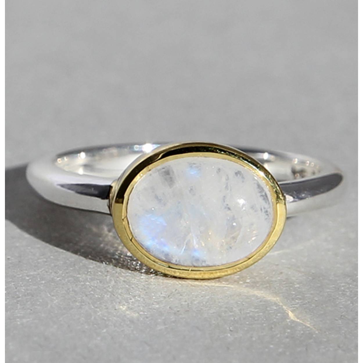 Zilveren ring met maansteen in vergulde zetting