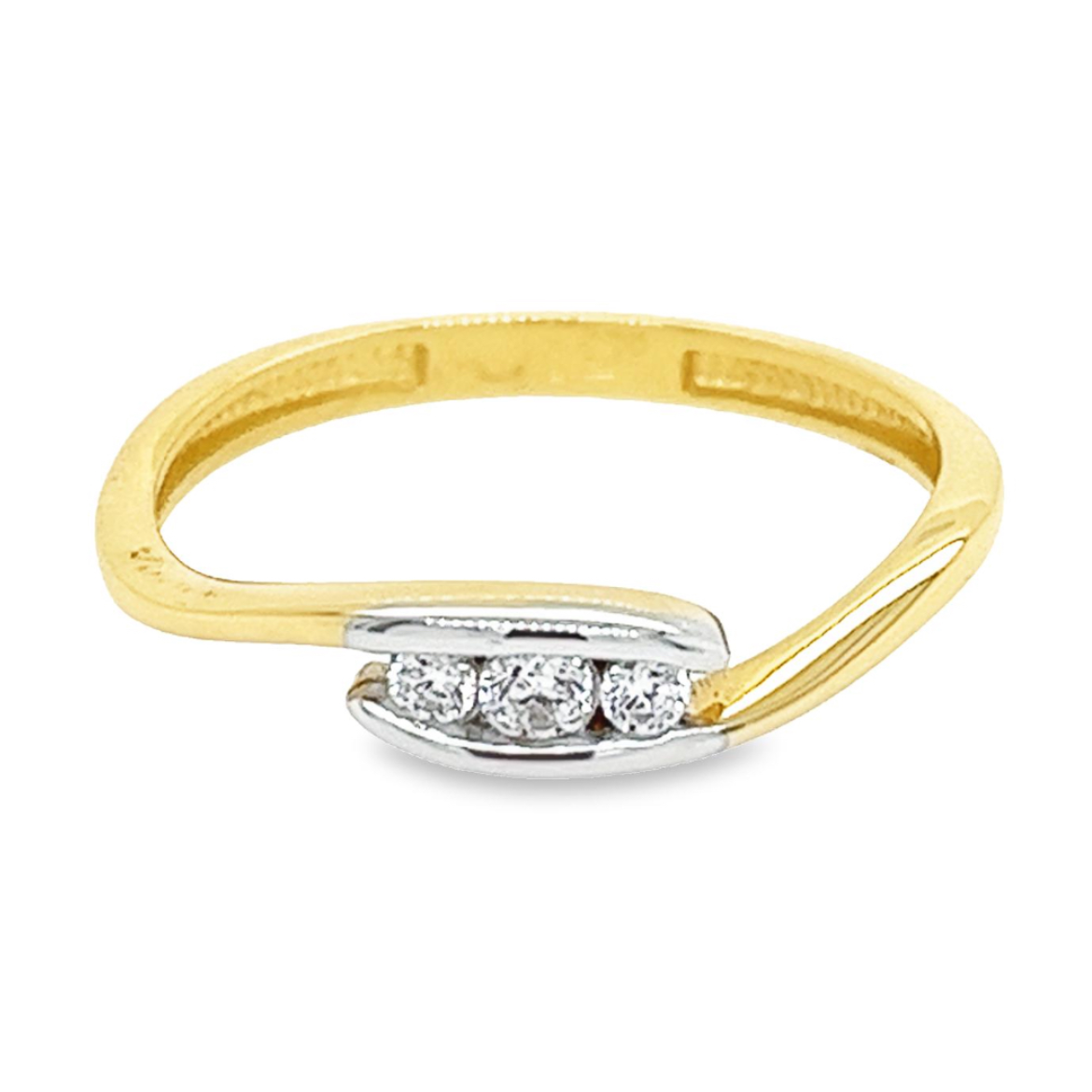 Deze bicolor gouden ring is fijn bewerkt en heeft een schitterende uitstraling. De drie zirkonia stenen zijn briljant geslepen. Bij de zirkonia stenen aan de binnenkant van de ring is de ring witgoud van kleur, hierdoor is de schittering van de zirkonia stenen optimaal en mooi wit van kleur.
