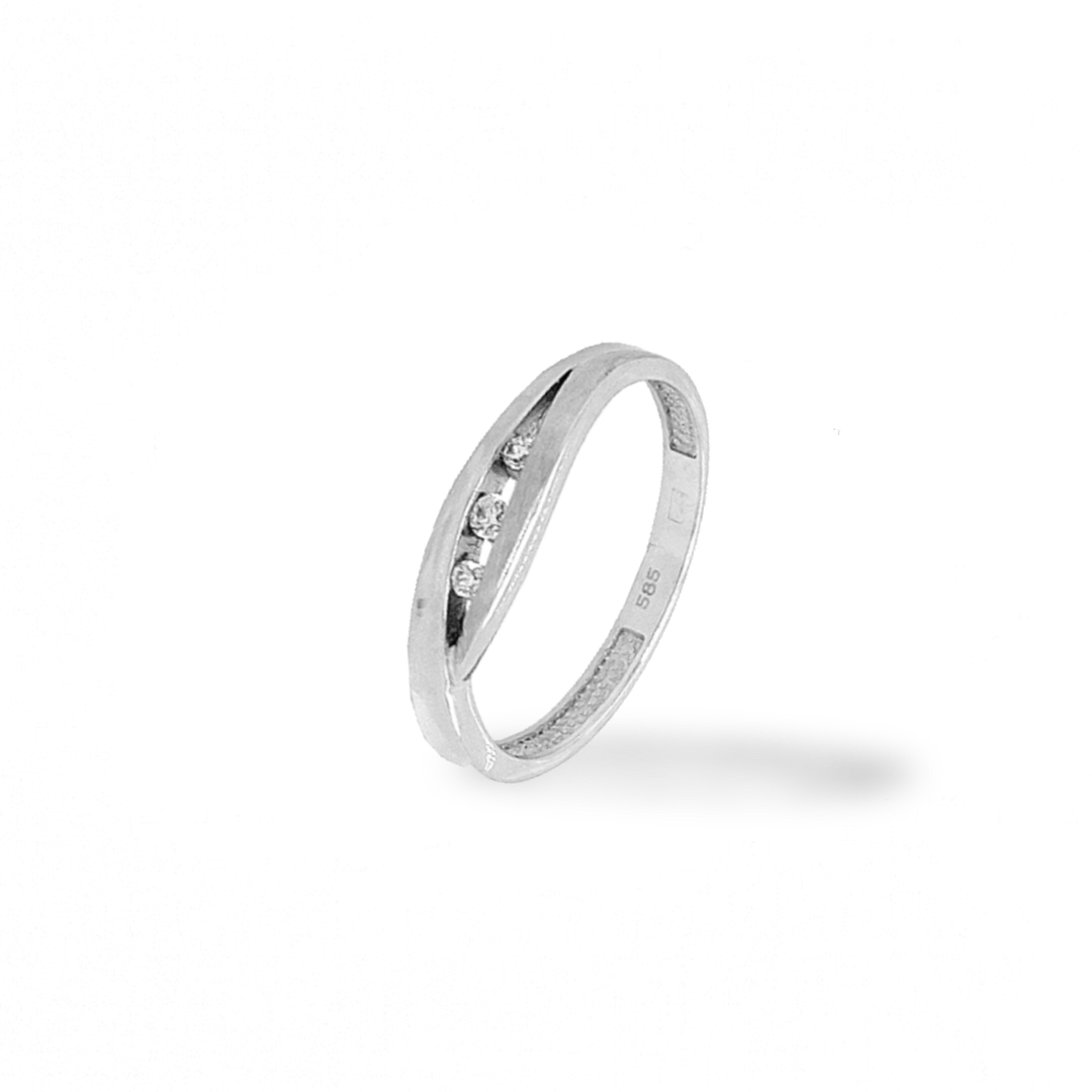 Deze witgouden ring is fijn bewerkt en heeft een schitterende uitstraling. De drie zirkonia stenen zijn briljant geslepen. Deze ring is deels gematteerd en deels glad gepolijst, deze twee bewerkingen worden gescheiden door de drie zirkonia stenen.