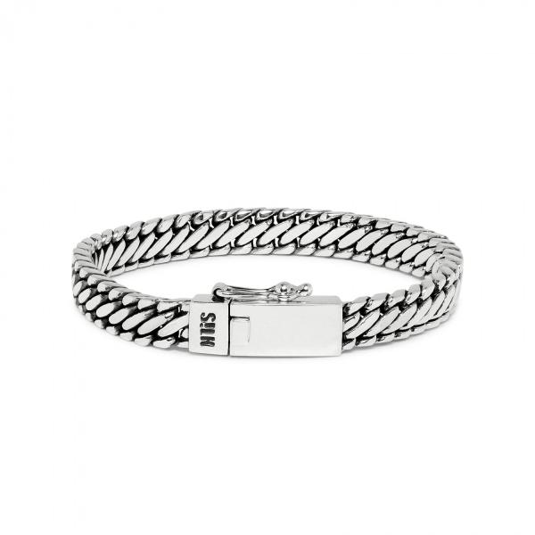 Deze handgemaakte zilveren S!lk armband heeft platte schakels waardoor de armband losjes en plat om je pols valt. De armband is afgewerkt met een strak SILK bakslot. 8mm breed 19cm lang